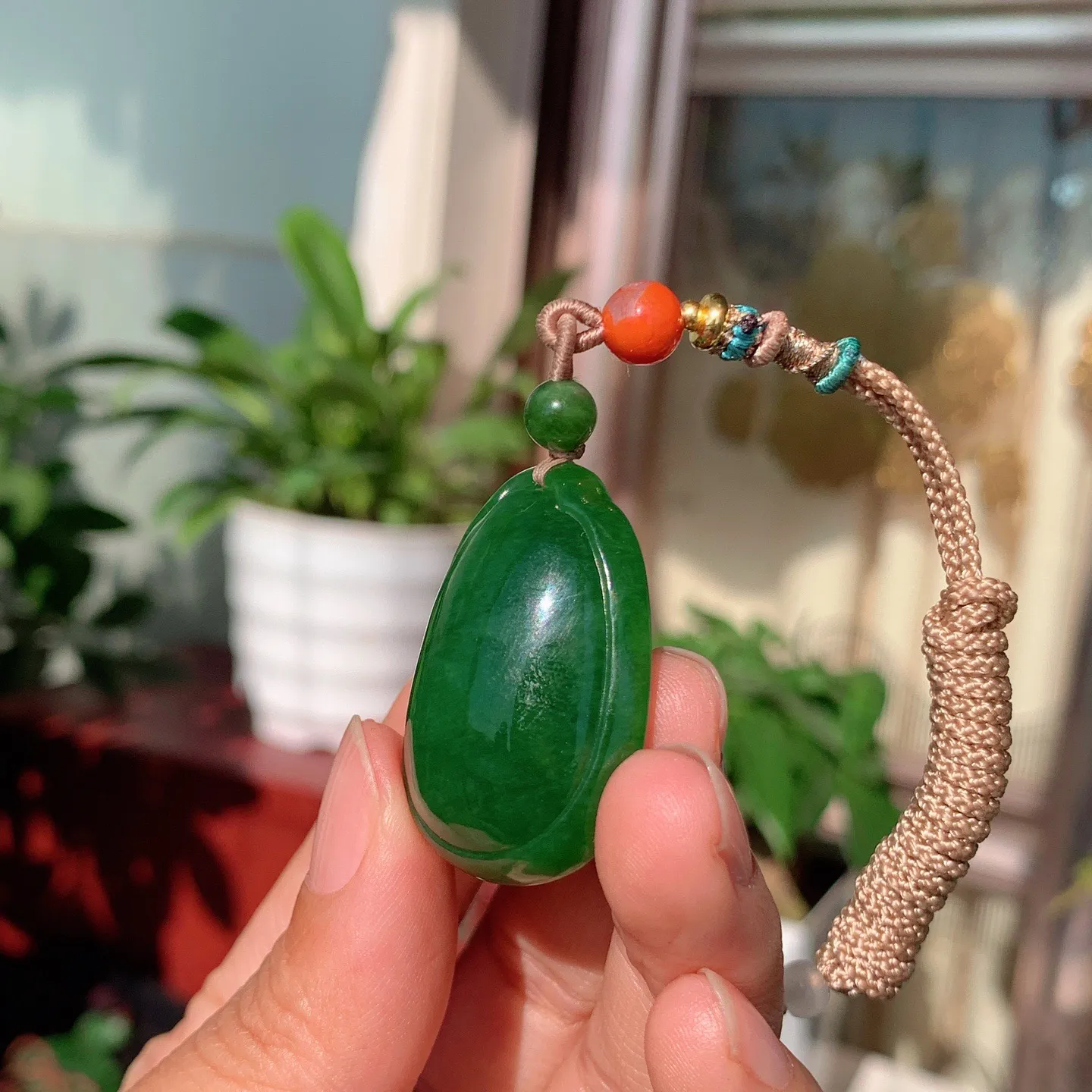 和田玉阳绿俄罗斯碧玉平安无事牌挂件。尺寸35/26/10重15.8克。玉质细腻油润。手推出油。品相大