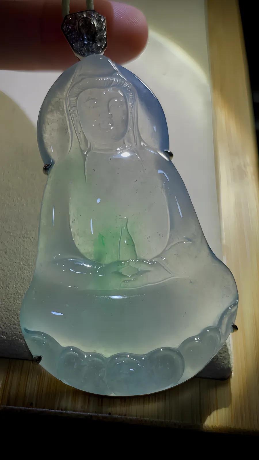 绿花【净瓶观音·慈悲为怀】，
浩锐玉雕艺术作品，
裸石约61.2-39-5.5mm，
整体72-39-8.5mm，36.4g，
18K金，南非钻