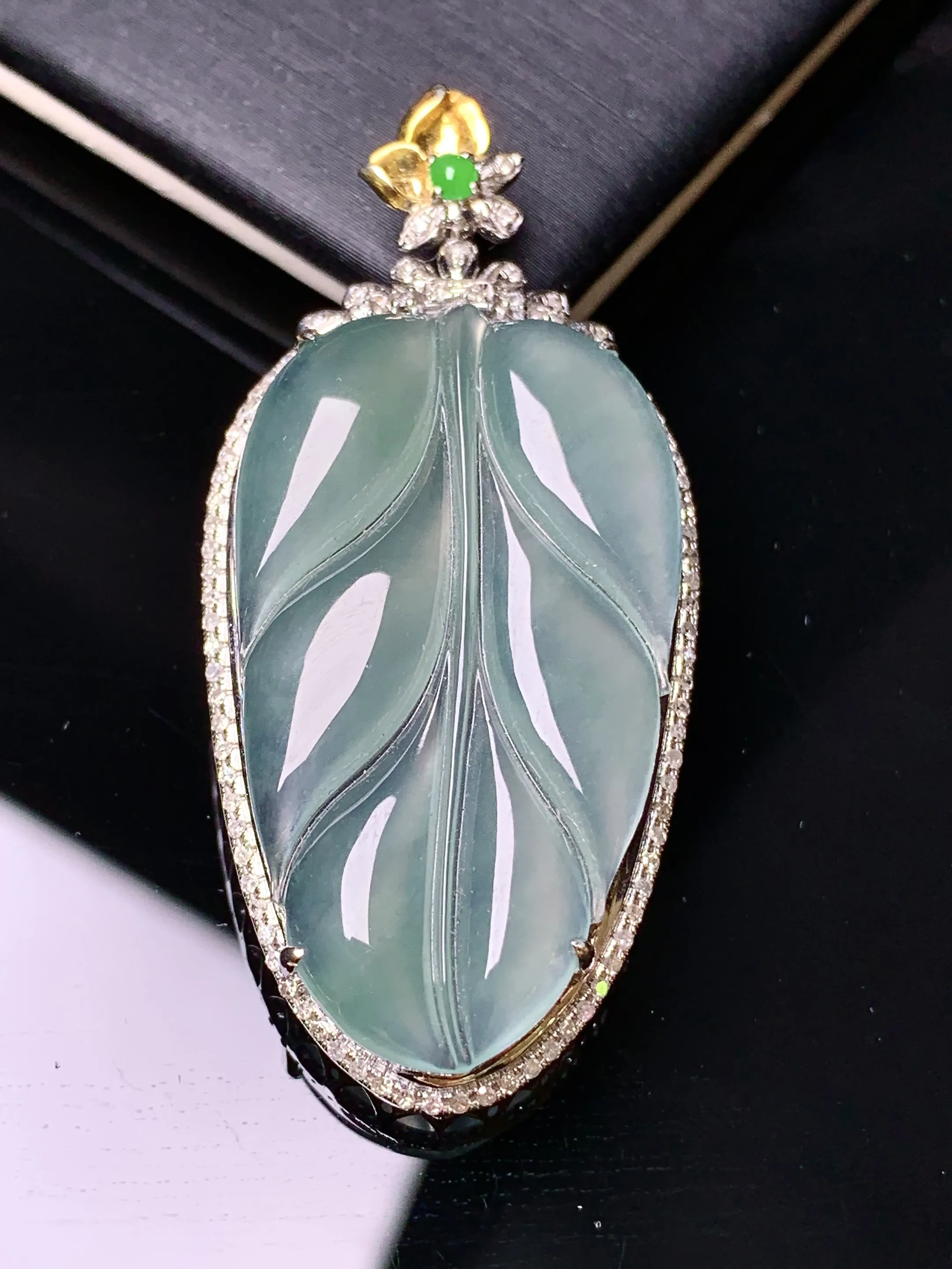 18k金钻镶嵌冰种树叶吊坠 玉质细腻 色泽清新艳丽 整体尺寸46.5*21.8*6.8