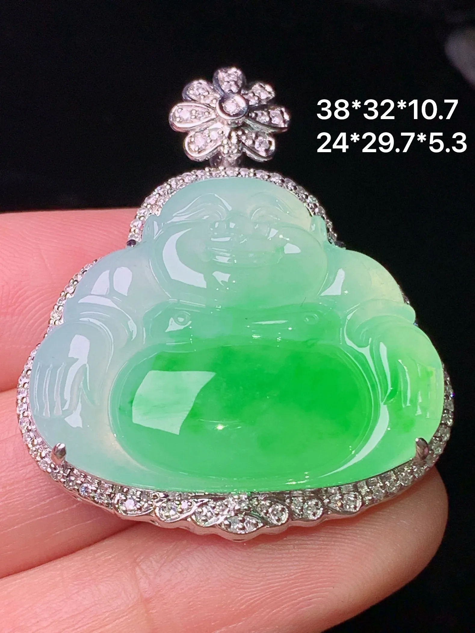 18k金钻镶嵌翠绿佛公吊坠 玉质细腻 色泽清新艳丽 整体尺寸38*32*10.7