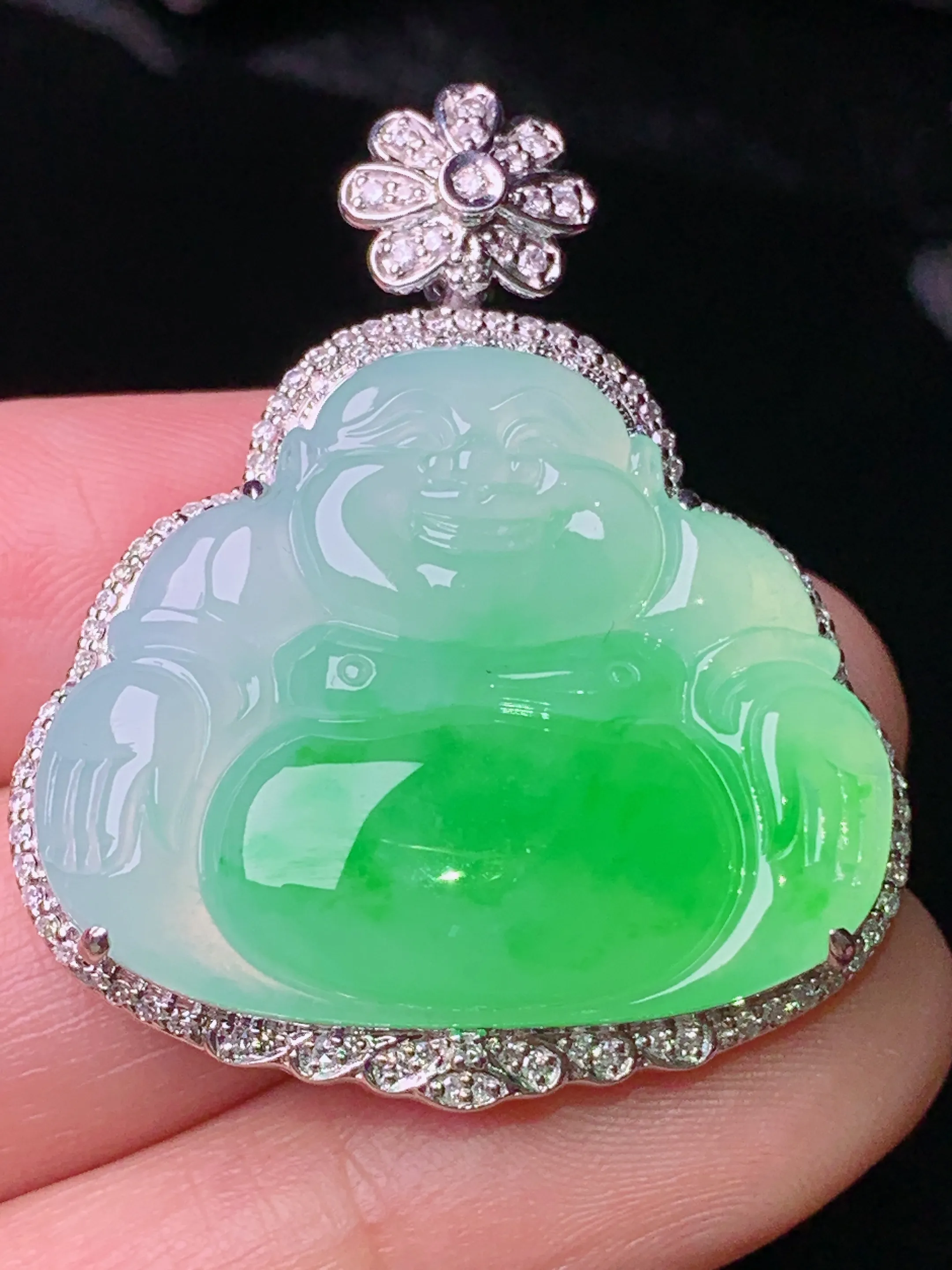 18k金钻镶嵌翠绿佛公吊坠 玉质细腻 色泽清新艳丽 整体尺寸38*32*10.7