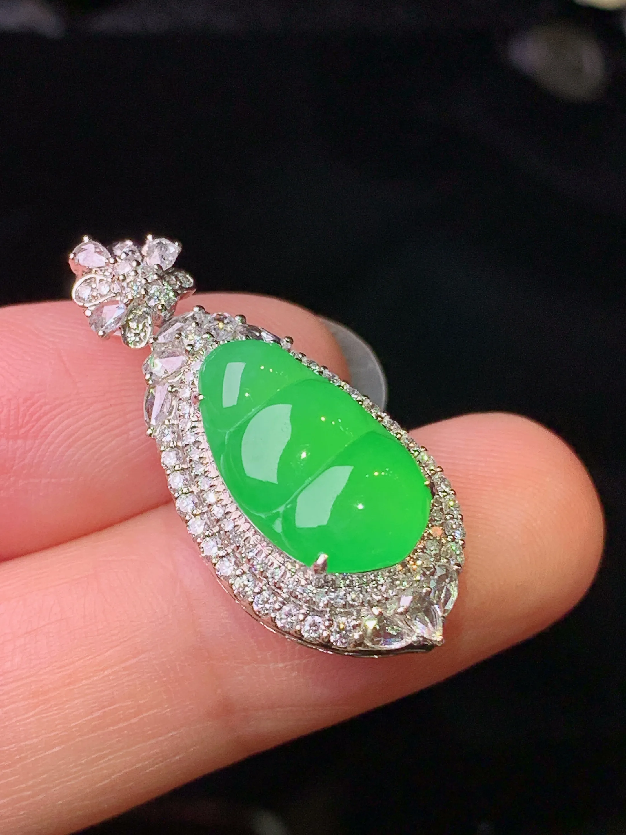 18k金钻镶嵌翠绿四季豆吊坠 玉质细腻 色泽清新艳丽 整体尺寸29.3*13*10.5