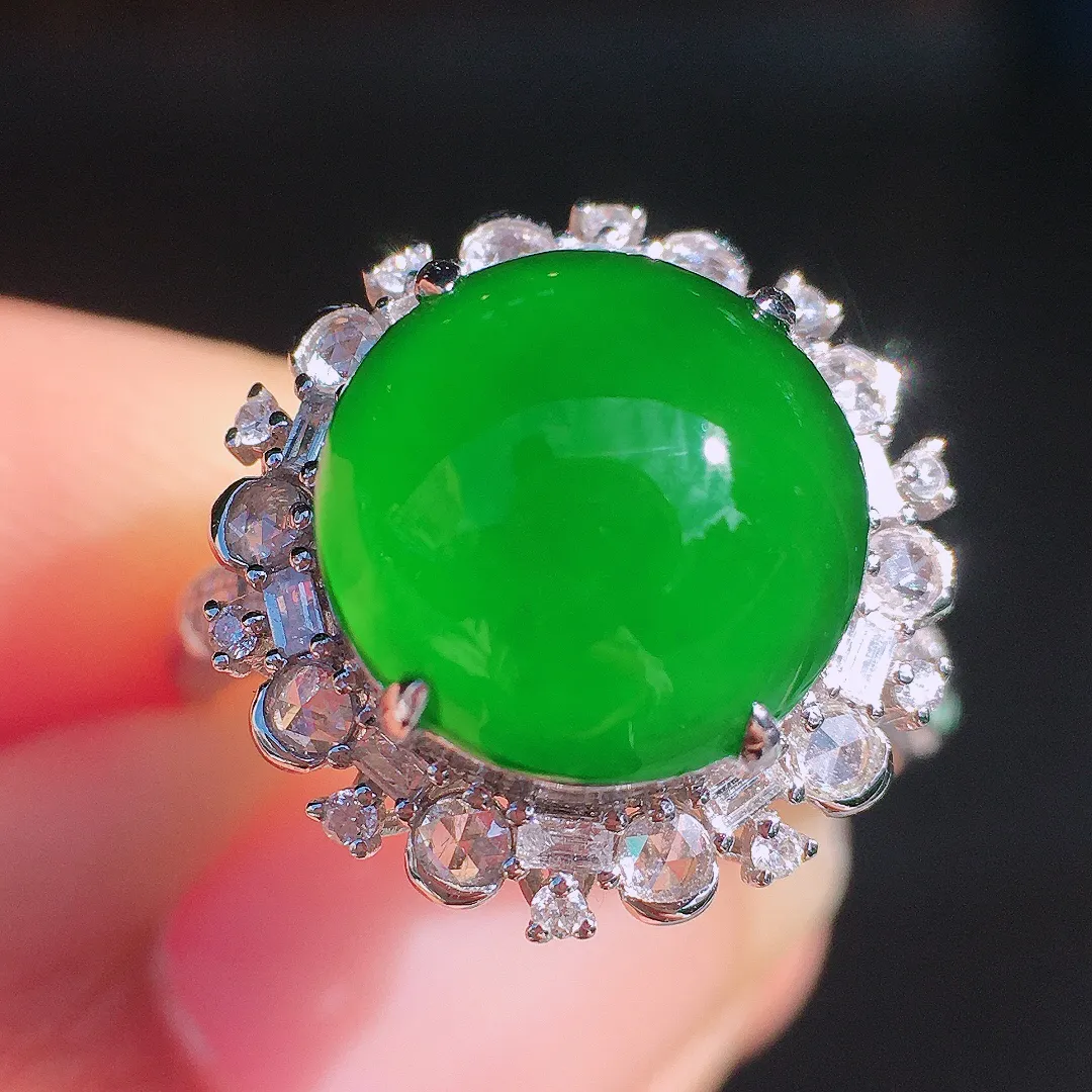 阳绿蛋面戒指，色泽均匀艳丽，玉质细腻，荧光感超
强，饱满圆润，尽显优雅气质，18k
金豪华镶嵌