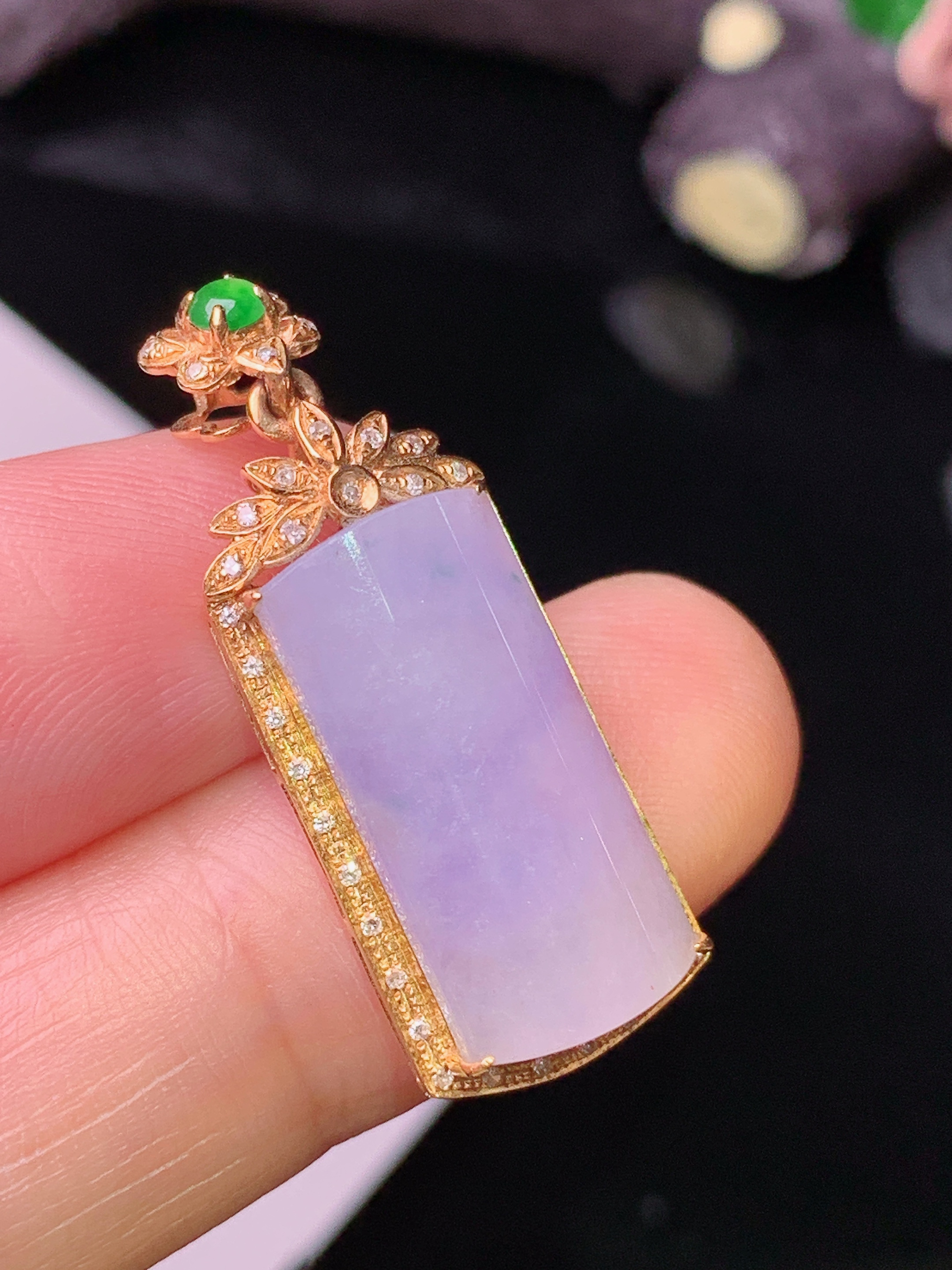 18k金钻镶嵌紫罗兰玉柱吊坠 玉质细腻 色泽清新艳丽 整体尺寸30.8*11.5*5.8