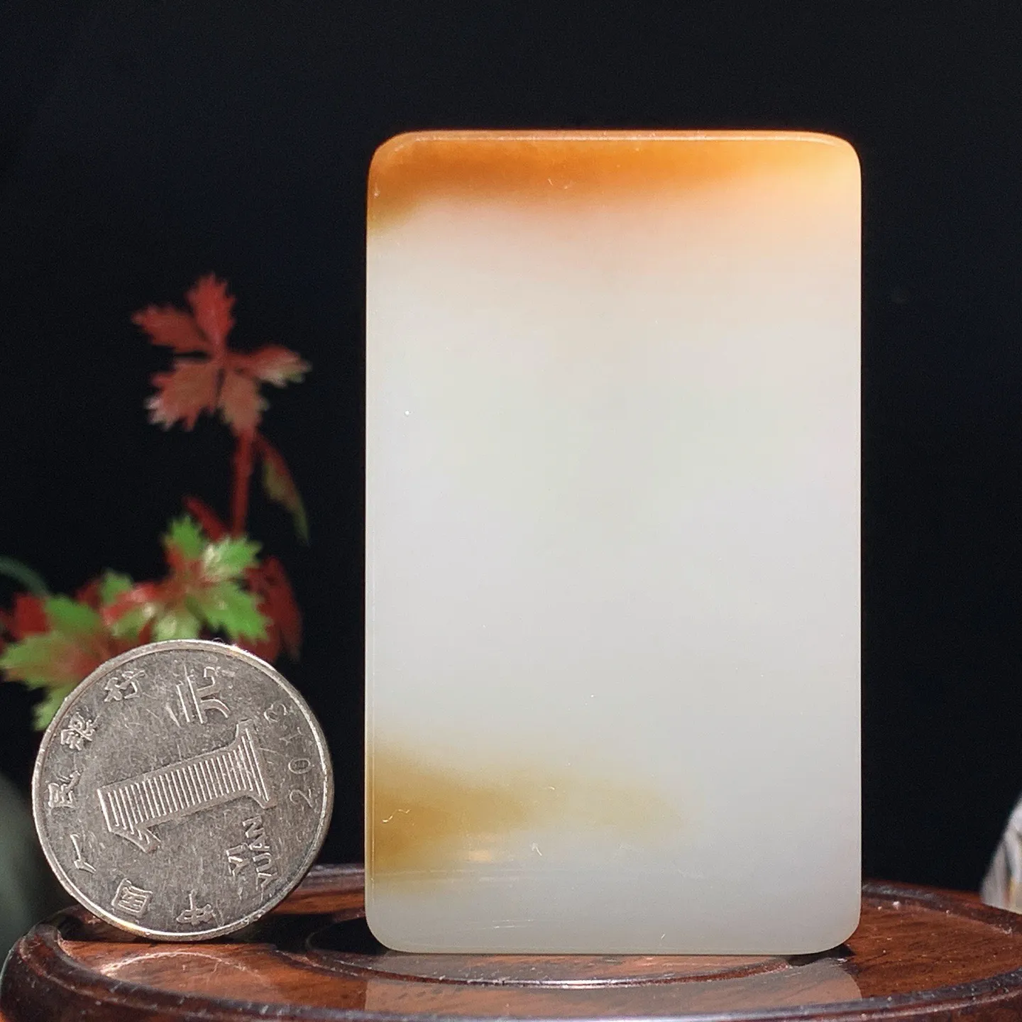 收藏级！新疆和田玉羊脂白且末糖平安无事牌挂件。尺寸67/41/10重74.5克。玉质细腻油润！手推出油。佩戴高端典雅。lt251119