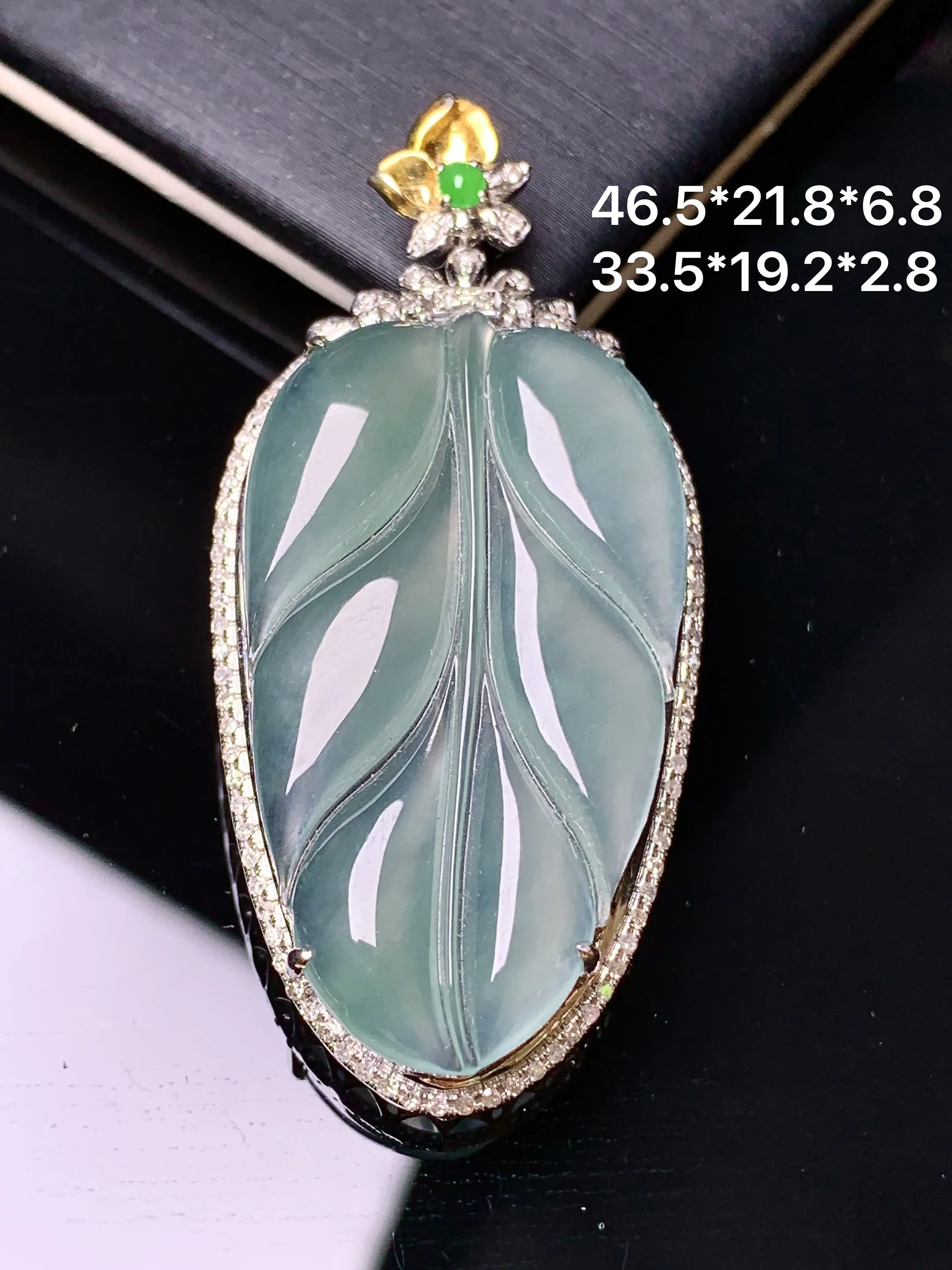 18k金钻镶嵌冰种树叶吊坠 玉质细腻 色泽清新艳丽 整体尺寸46.5*21.8*6.8