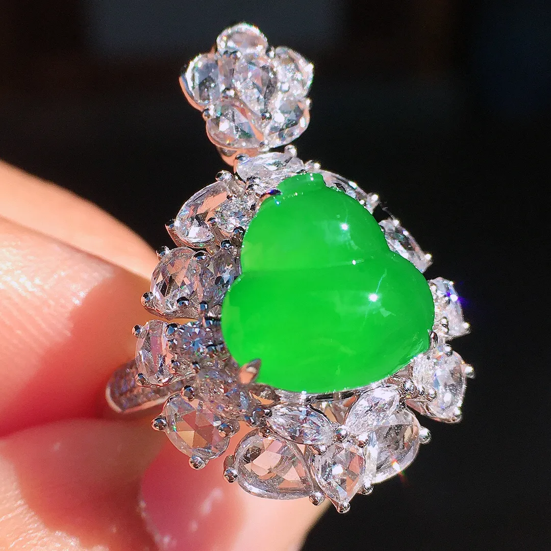 阳绿葫芦戒指/吊坠两用款，色泽均匀艳丽，玉质细腻，荧光感超
强，饱满圆润，尽显优雅气质，18k
金豪