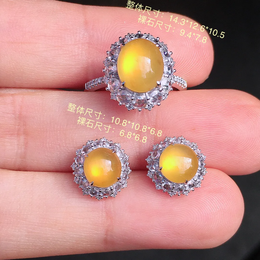 黄翡蛋面套装（戒指+耳钉），色泽均匀艳丽，玉质细腻，荧光感超
强，饱满圆润，尽显优雅气质，18k
金豪华镶嵌