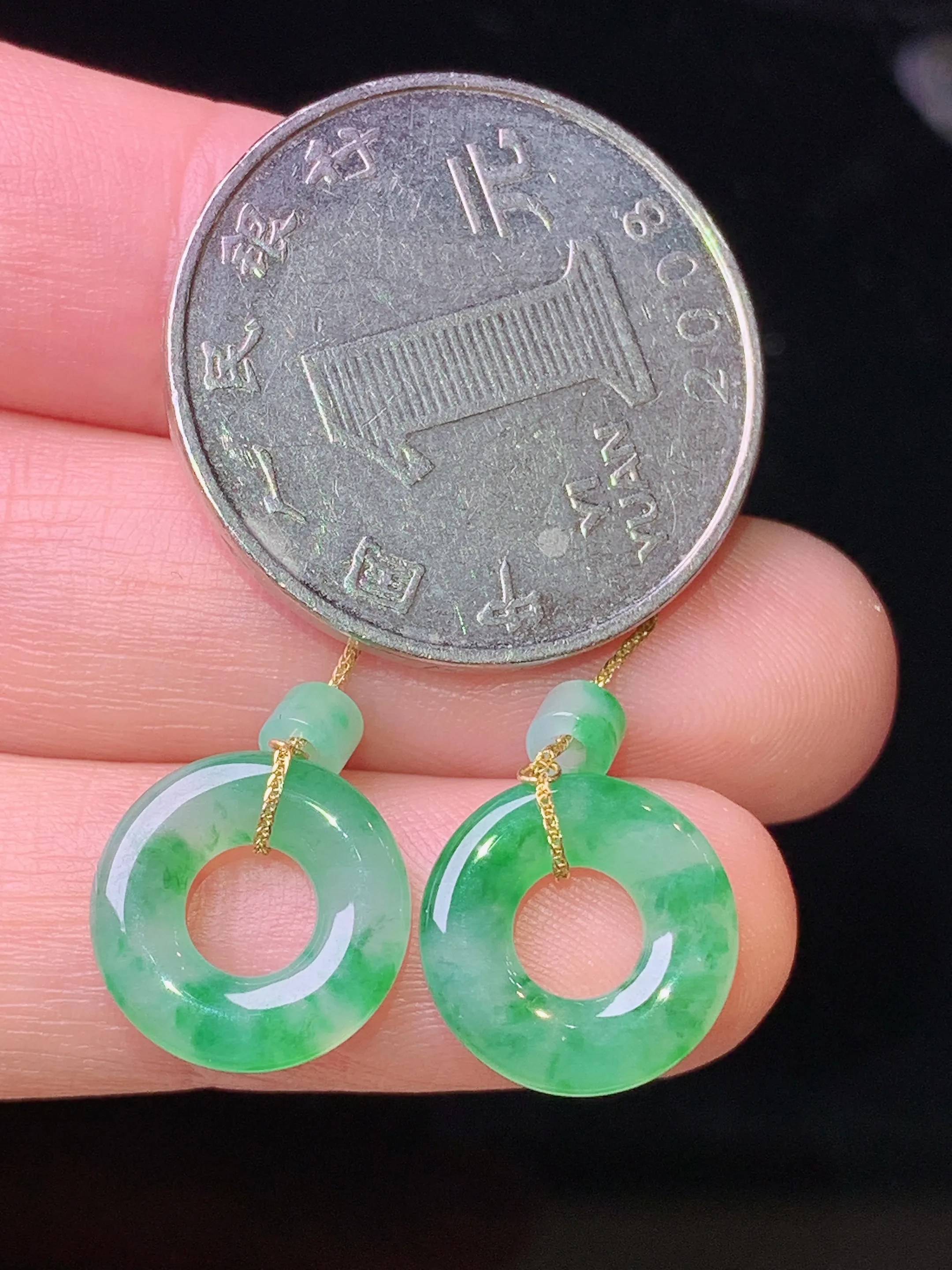 18k金镶嵌飘绿平安环耳坠 玉质细腻 色泽清新艳丽 整体尺寸12.3*2.6