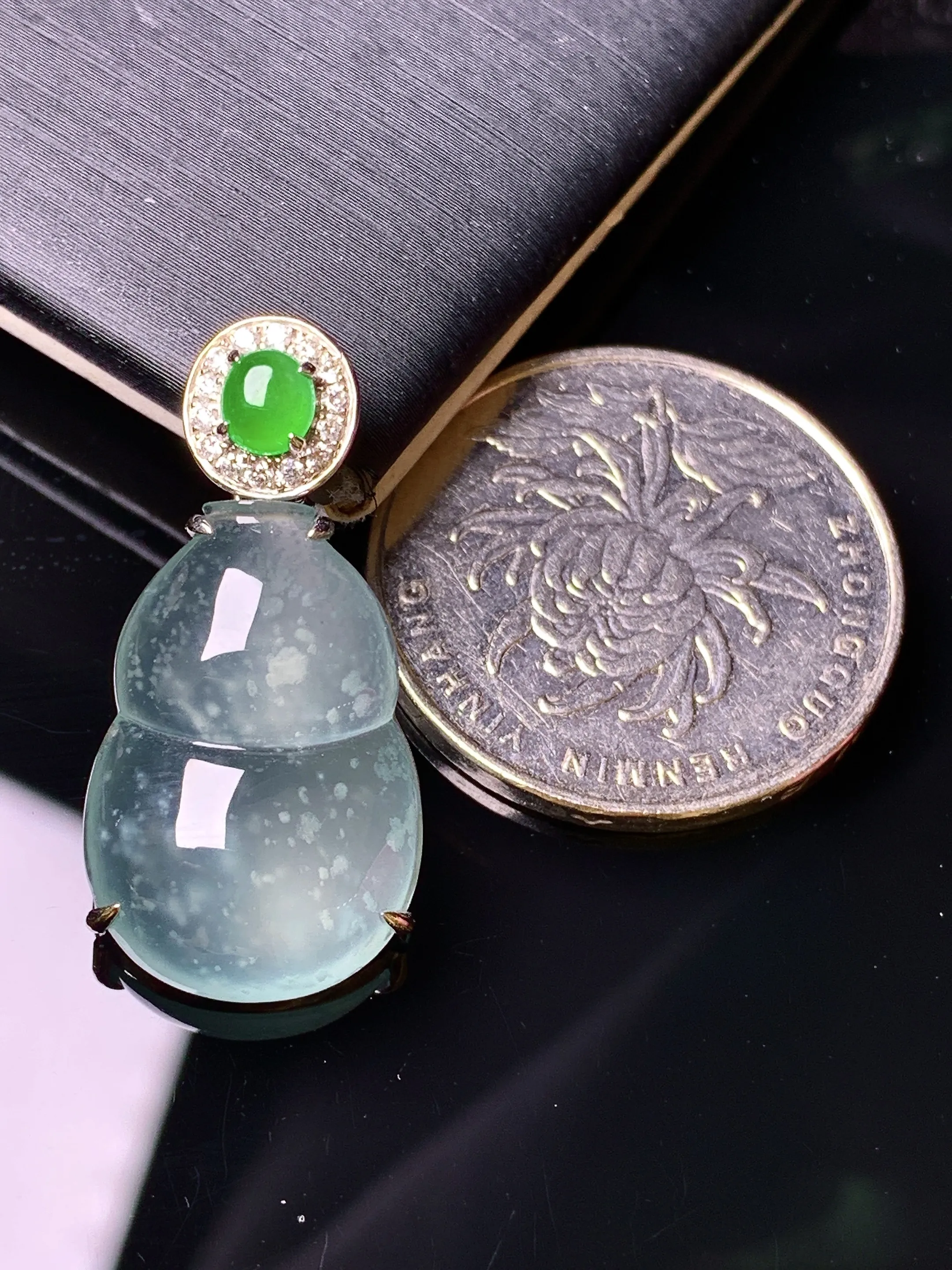 18k金钻镶嵌冰种木那料雪花棉葫芦吊坠 玉质细腻 色泽清新艳丽 整体尺寸28.8*14*5.2