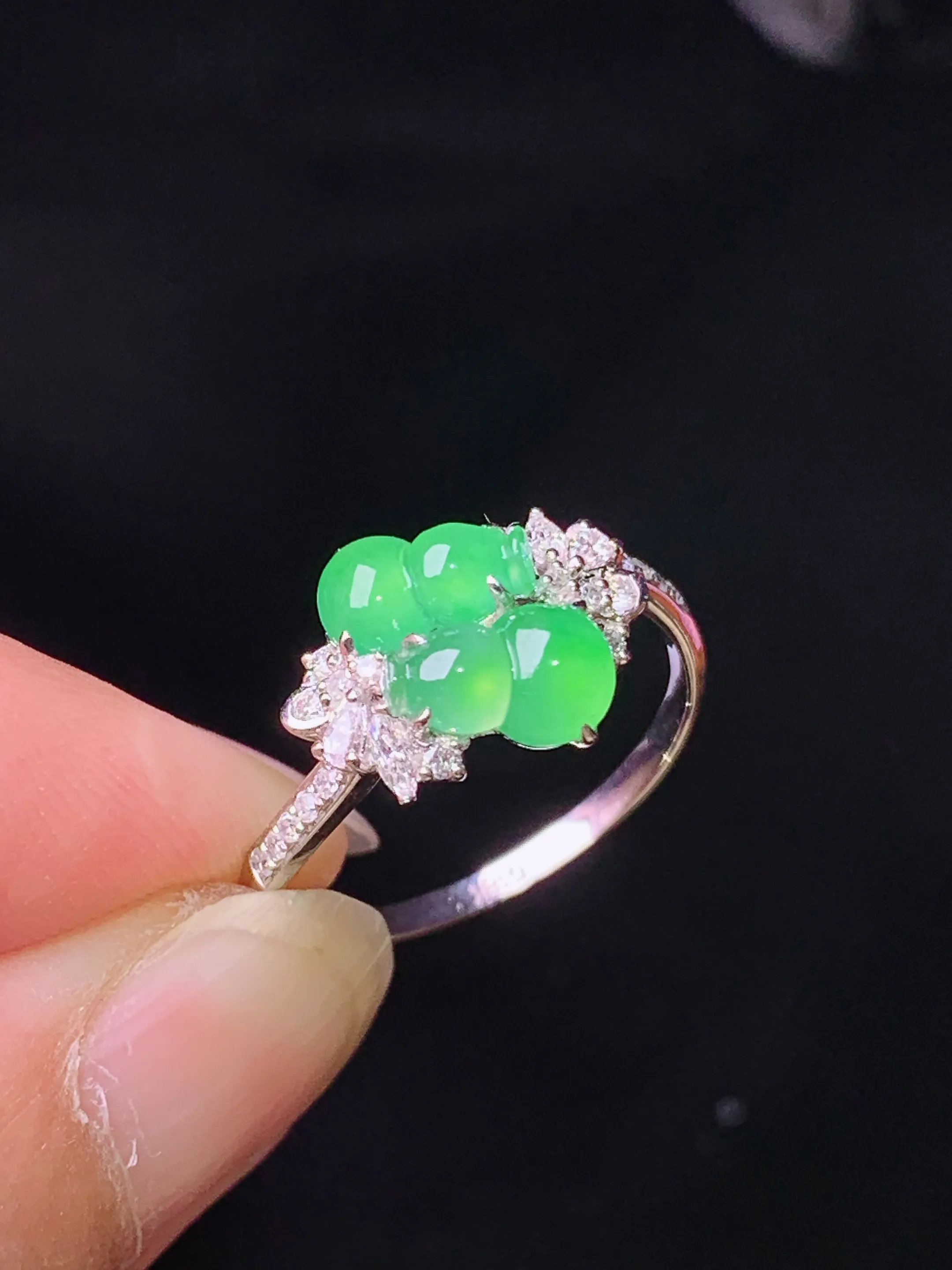 18k金钻镶嵌翠绿葫芦戒指 玉质细腻 色泽清新艳丽 圈口14.5 整体尺寸7.5*4.3*3