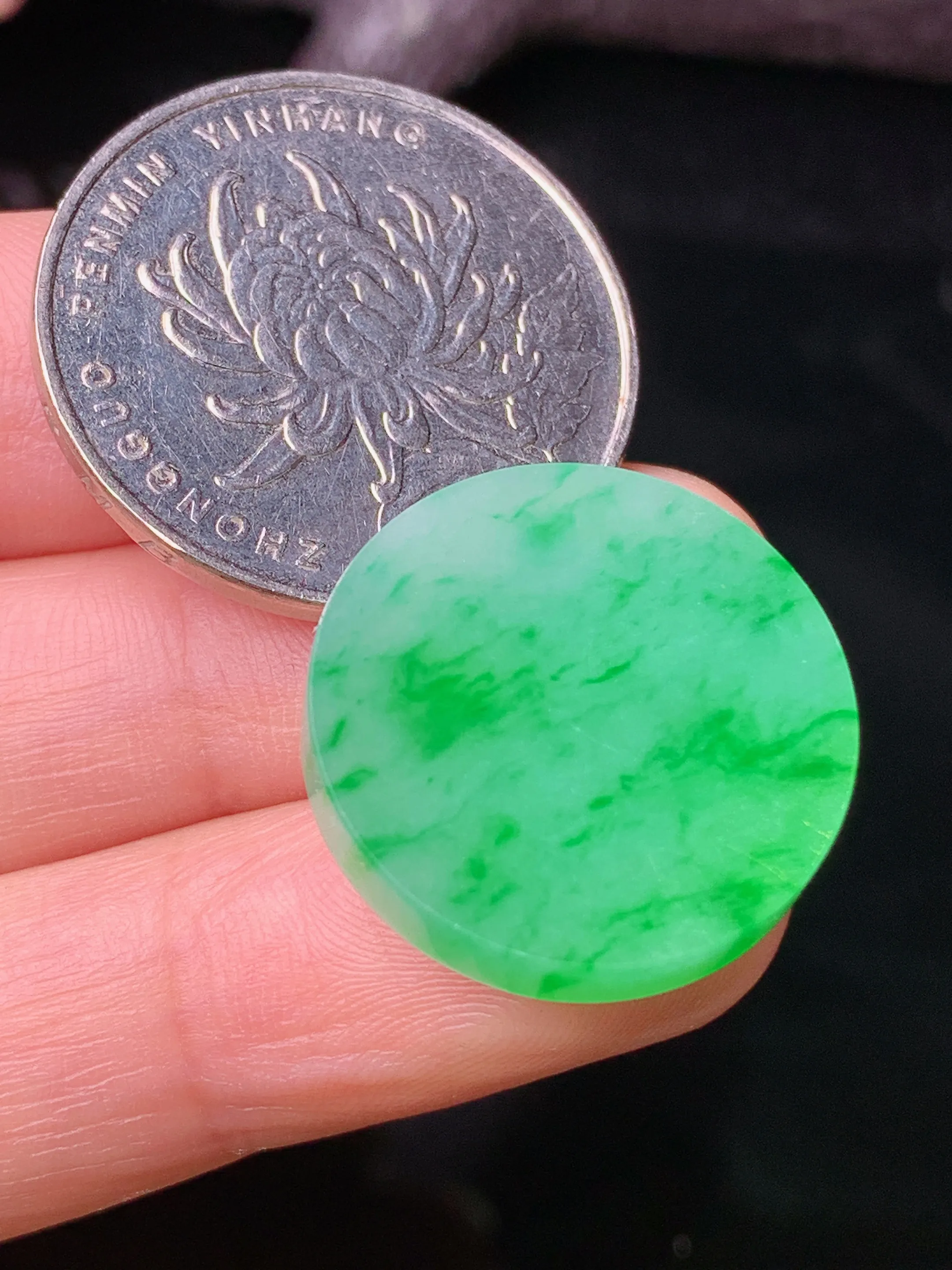 翠绿圆牌吊坠 玉质细腻 色泽清新艳丽 整体尺寸20.5*4