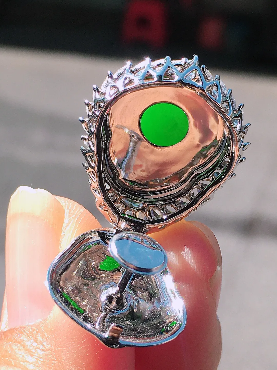 阳绿葫芦吊坠，色泽均匀艳丽，玉质细腻，荧光感超
强，饱满圆润，尽显优雅气质，18k
金豪华镶嵌