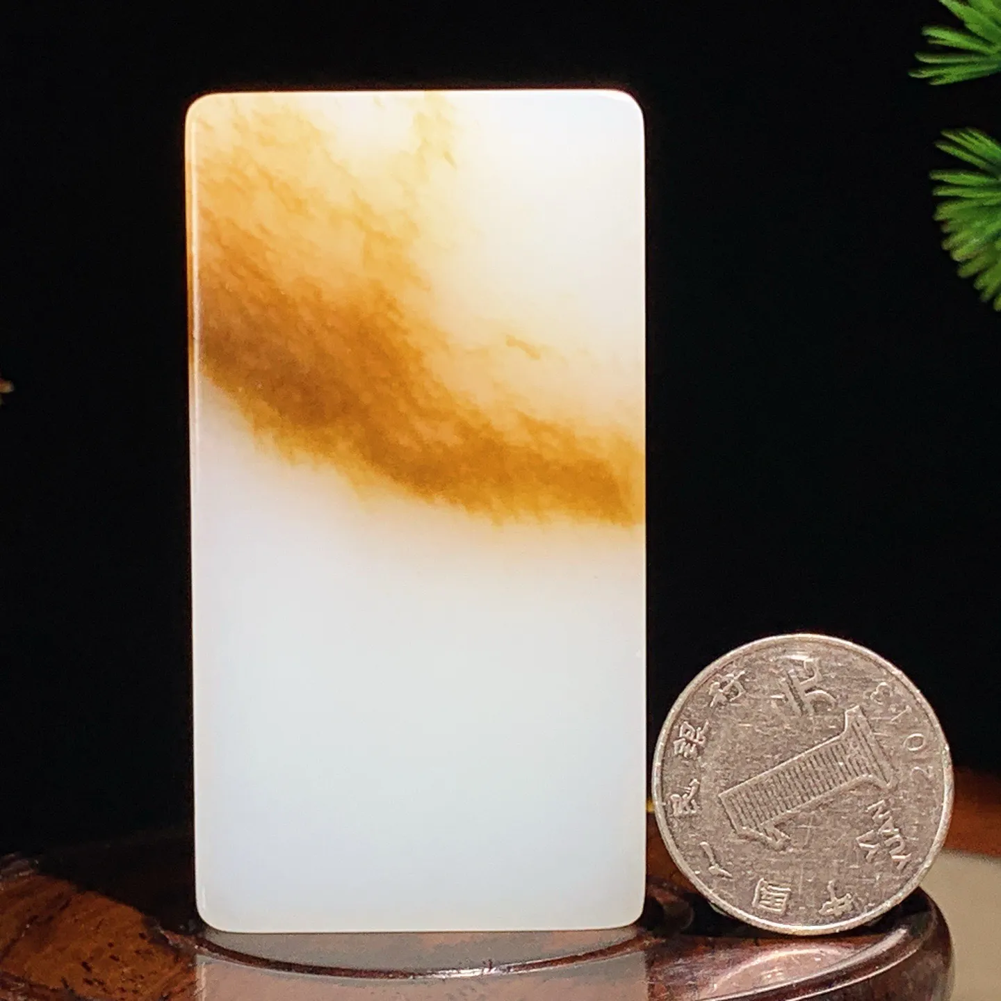 收藏级！新疆和田玉羊脂白且末糖平安无事牌挂件。尺寸70/38/15重111.5克。玉质细腻油润！手推出油。佩戴高端典雅。lt251119