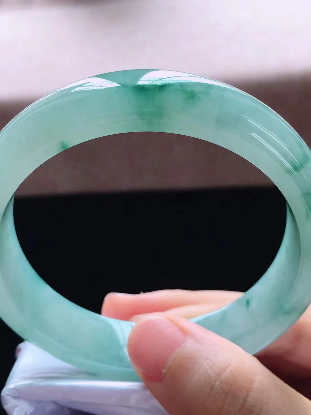 【翡翠名称】老种冰飘花59.6正圈口翡翠手镯
【翡翠尺寸】59.6*14.5*7.8mm适合59-61正圈口佩戴
【翡翠描述】缅甸天然翡翠A货，种老水足，玉质细腻，色泽靓丽，性价比高，佩戴效果好！