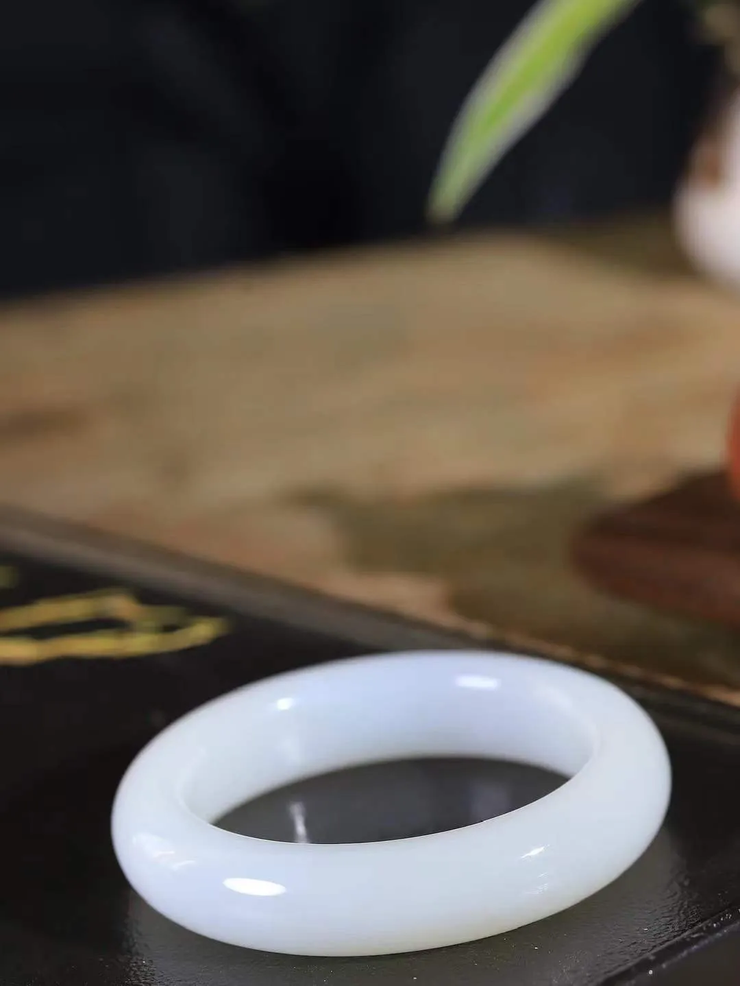 【婉约佳人.手镯】

精品️和田玉白玉手镯 玉质温润细腻 油性十足 手感舒适，高华雅逸，线条流畅，