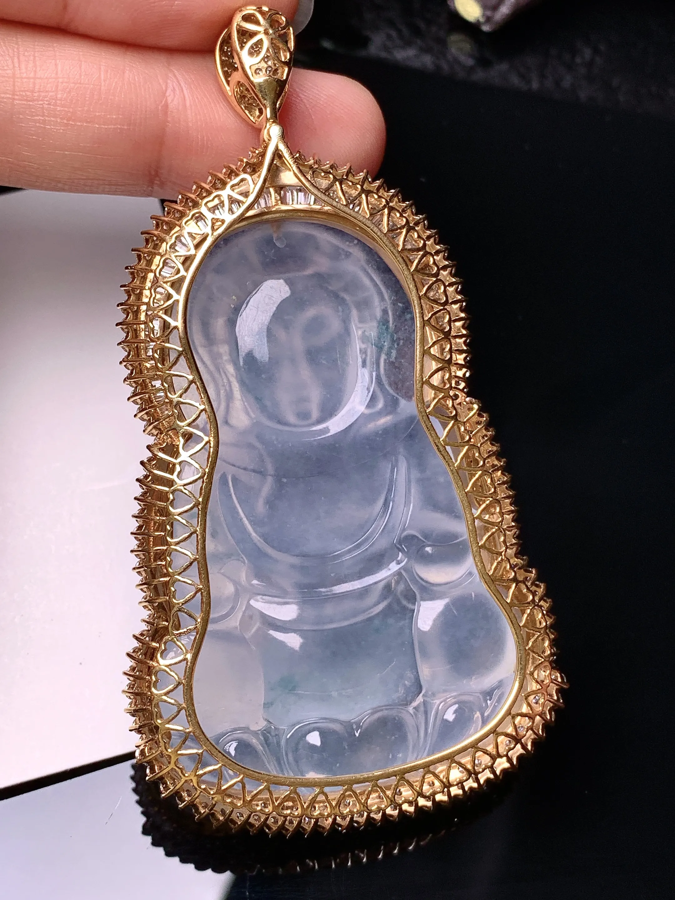 18k金钻镶嵌冰种观音吊坠 玉质细腻 色泽清新艳丽 整体尺寸76.8*41.6*13.8