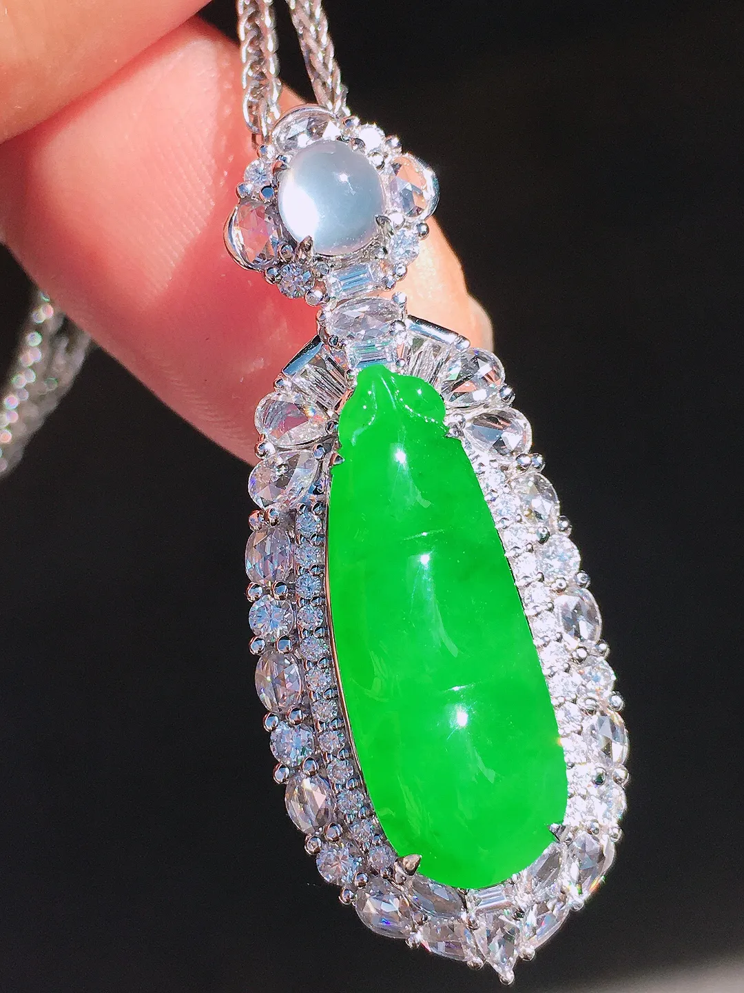 阳绿福豆吊坠，色泽均匀艳丽，玉质细腻，荧光感超
强，饱满圆润，尽显优雅气质，18k
金豪华镶嵌