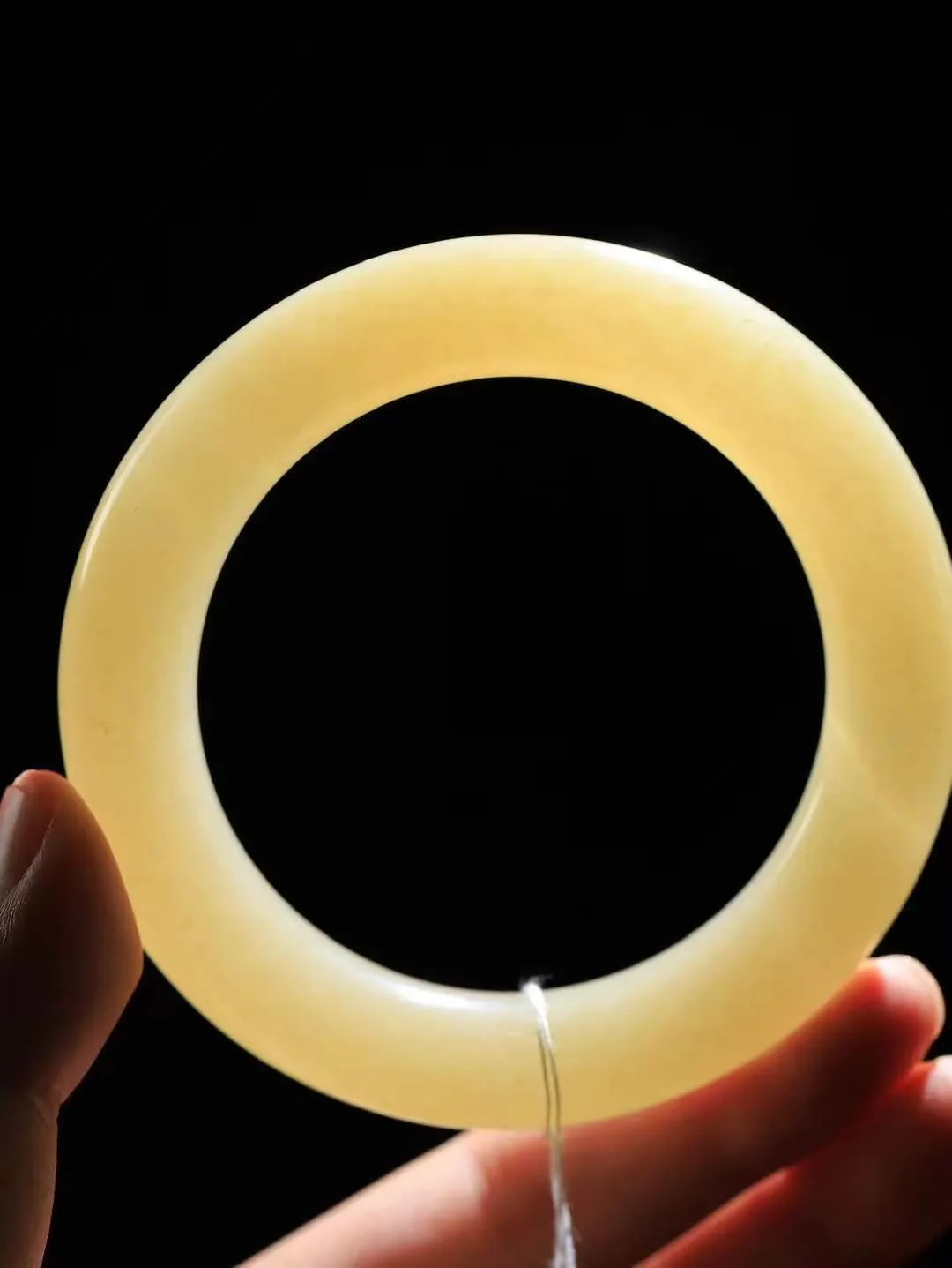 【玉佳人·手镯】

精品️和田玉糖白玉圆条手镯 ，玉质细腻油润，做工细致精美，端庄素雅，亭亭玉立，芊芊素手。芊芊素手，怎能忘镯？秀美圆条，更显婀娜。内径61mm 尺寸13.3-13.6mm重98.7克691102180L