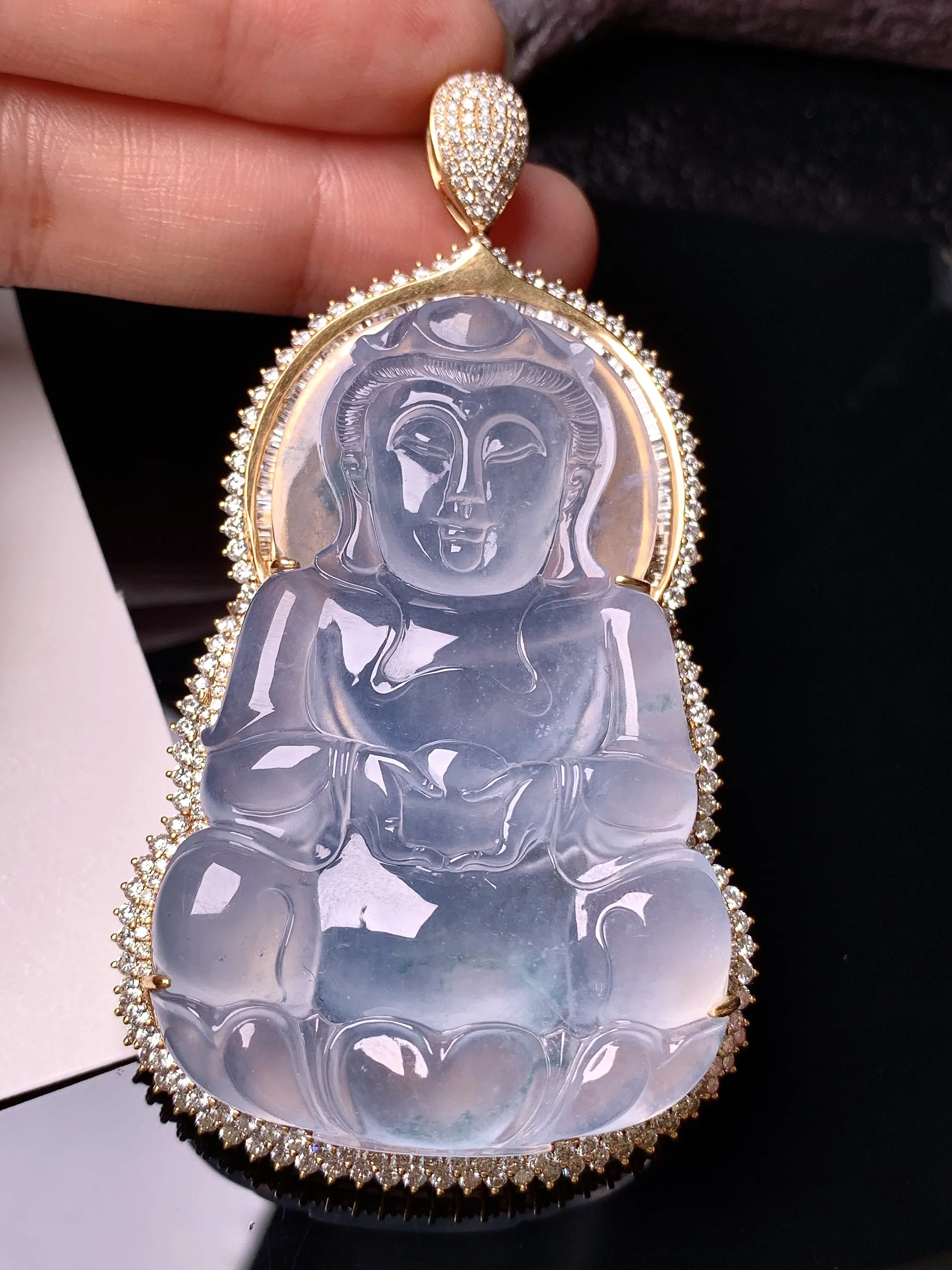 18k金钻镶嵌冰种观音吊坠 玉质细腻 色泽清新艳丽 整体尺寸76.8*41.6*13.8