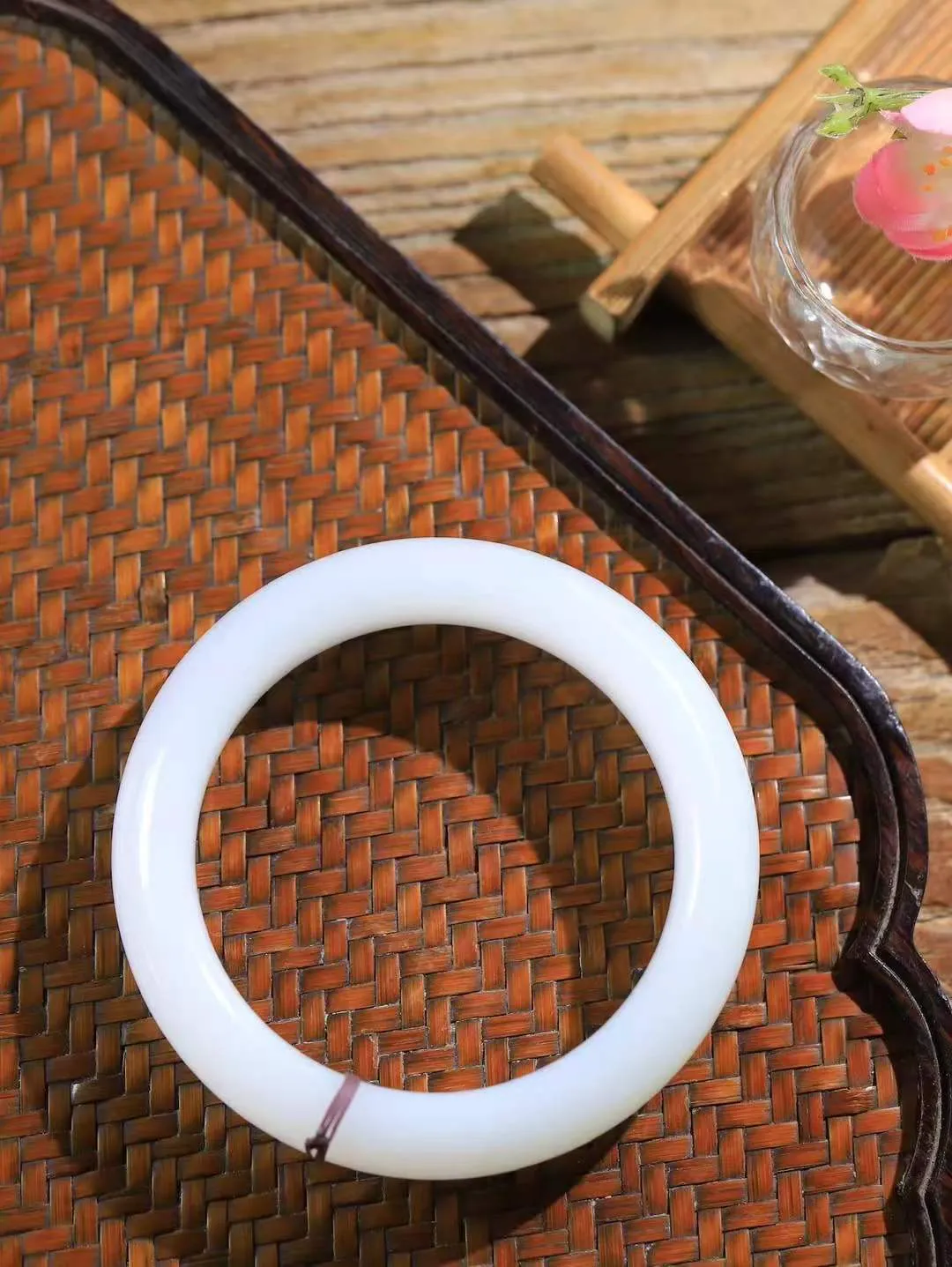 （一见钟情.手镯）

收藏级臻品️和田玉白玉手镯，玉质温和莹润，精光内蕴，手感舒适。整器简约，打磨光洁，让人爱不释手，料美艺精，萦绕于手，尽显高贵之姿。重71.4克 内径55.5mm尺寸15-9.7mm   FDA-101102173