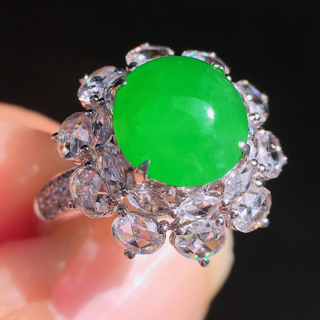 阳绿蛋面戒指，色泽均匀艳丽，玉质细腻，荧光感超
强，饱满圆润，尽显优雅气质，18k
金豪华镶嵌