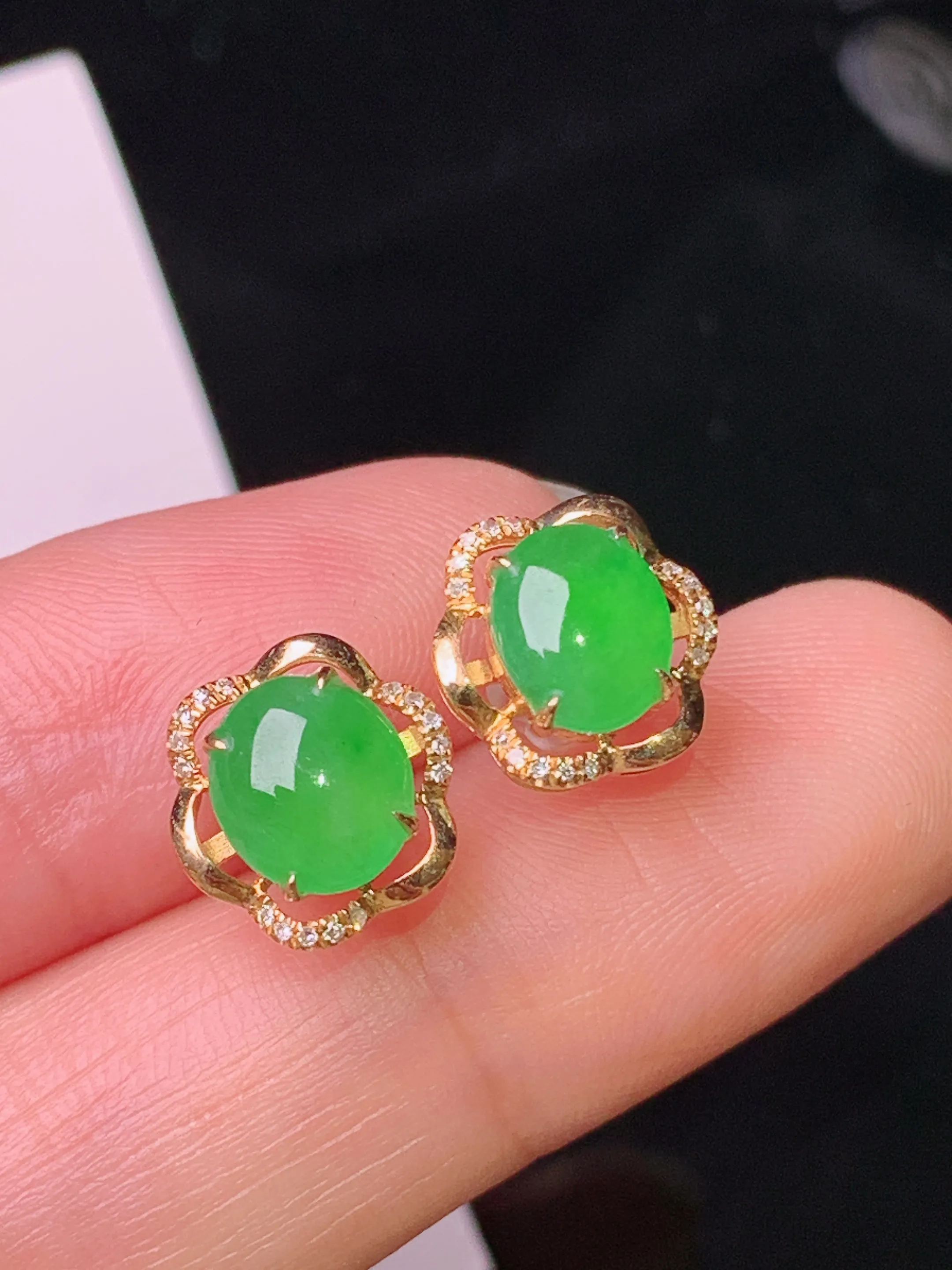 18k金钻镶嵌翠绿蛋面耳钉 玉质细腻 色泽清新艳丽 整体尺寸9.7*5