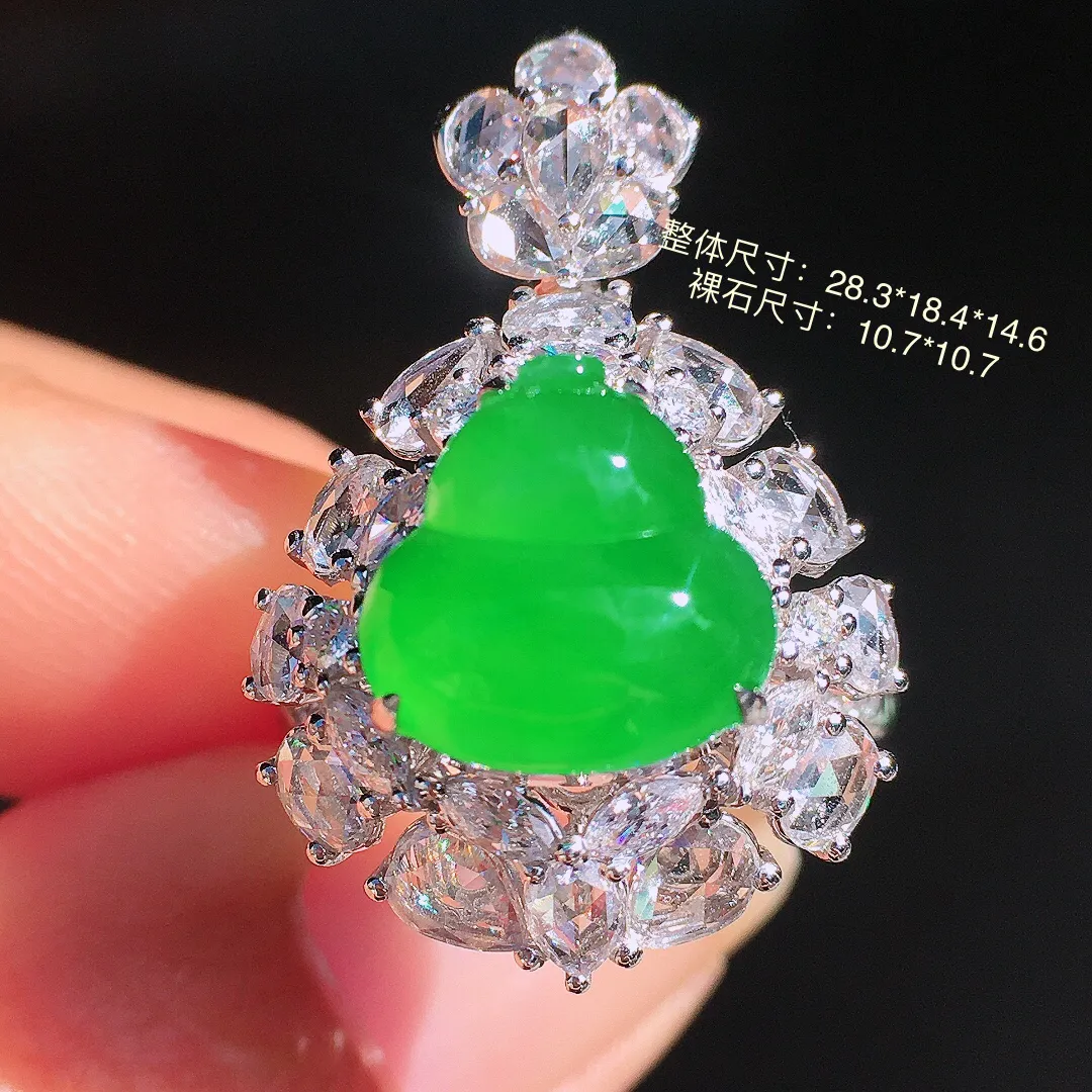 阳绿葫芦戒指/吊坠两用款，色泽均匀艳丽，玉质细腻，荧光感超
强，饱满圆润，尽显优雅气质，18k
金豪华镶嵌