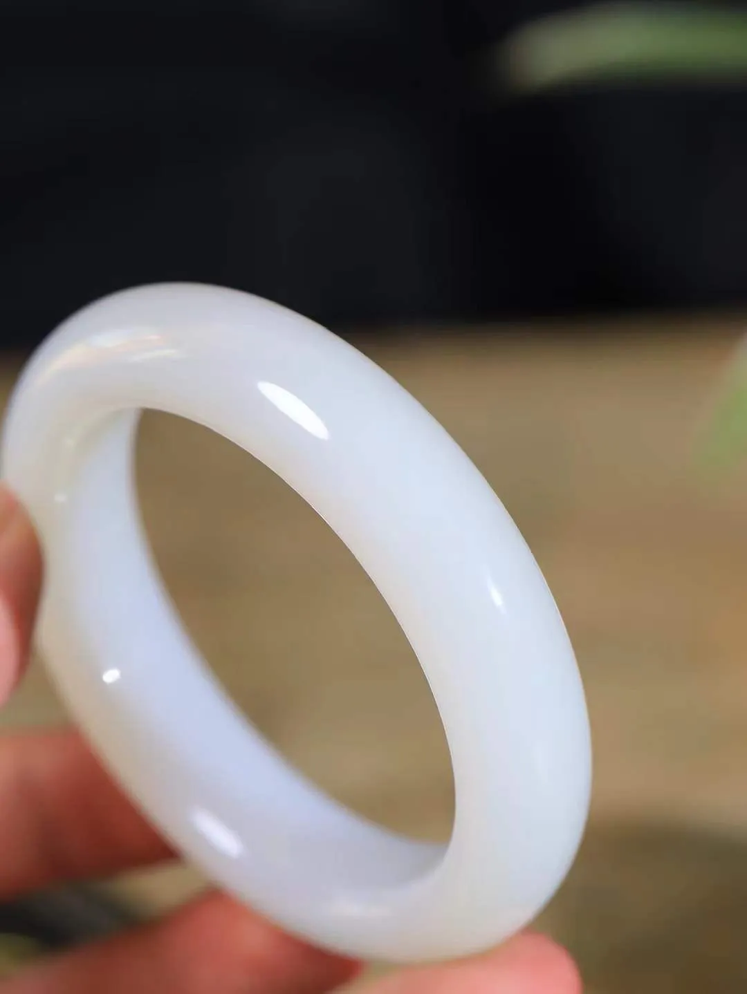 【婉约佳人.手镯】

精品️和田玉白玉手镯 玉质温润细腻 油性十足 手感舒适，高华雅逸，线条流畅，简约大气，美自天成，素雅高贵。佩戴于腕间，婉约之美，举手投足间透出那份低调奢华。重73.5克 内径54.5mm  尺寸14.5-10.3mm   FDA-111102133