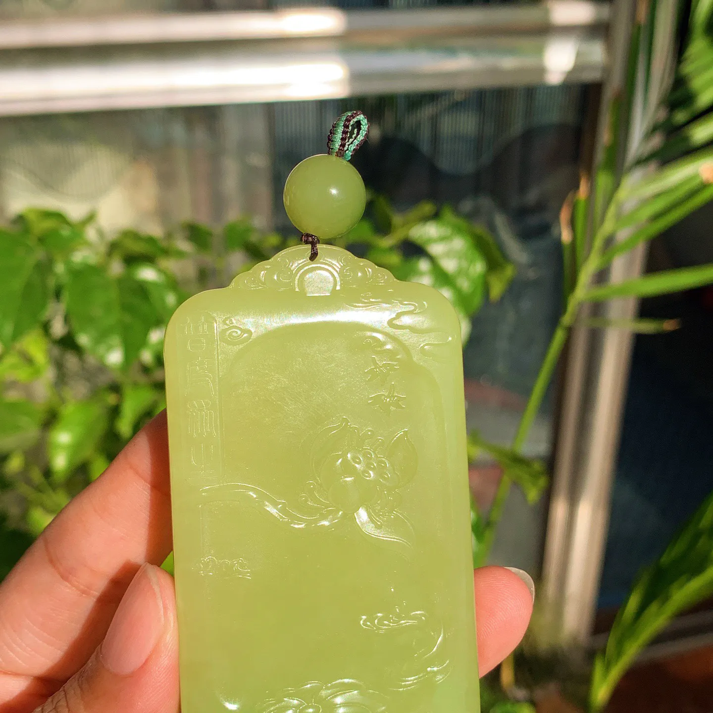 新疆和田玉若羌黄口料翠青普贤菩萨牌子挂件。尺寸80/45/12重93.8克。玉质细腻油润。手推出油。品相大气。lt251120