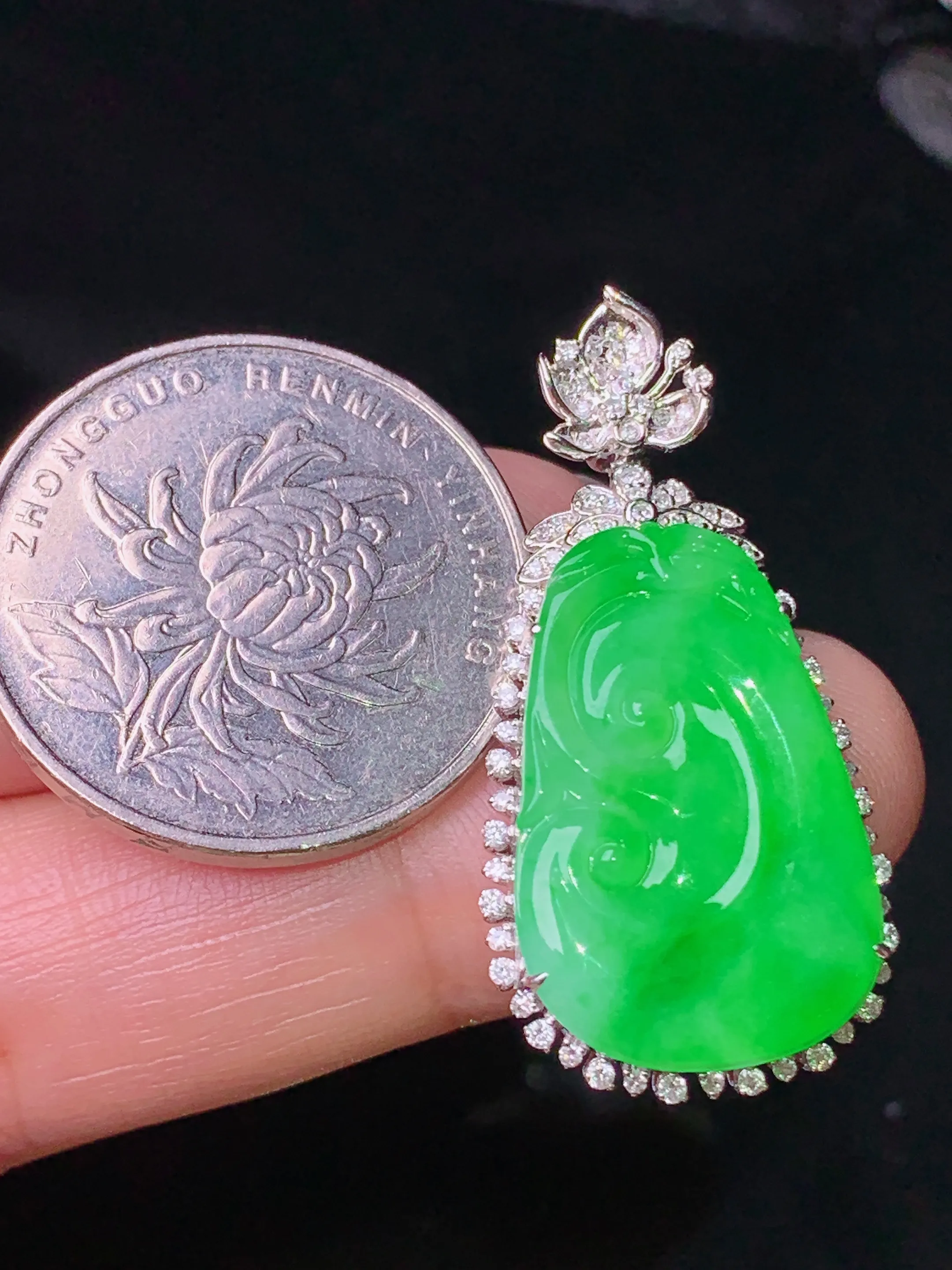 18k金钻镶嵌翠绿如意吊坠 玉质细腻 色泽清新艳丽 整体尺寸35*17.8*6.3