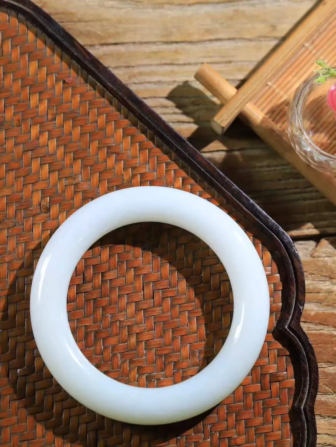 【玉佳人·手镯】

精品️和田玉白玉圆条手镯 ，玉质细腻油润，做工细致精美，端庄素雅，亭亭玉立，芊芊素手。芊芊素手，怎能忘镯？秀美圆条，更显婀娜。内径58mm 尺寸12.9-12.6mm重84.5克691102180L