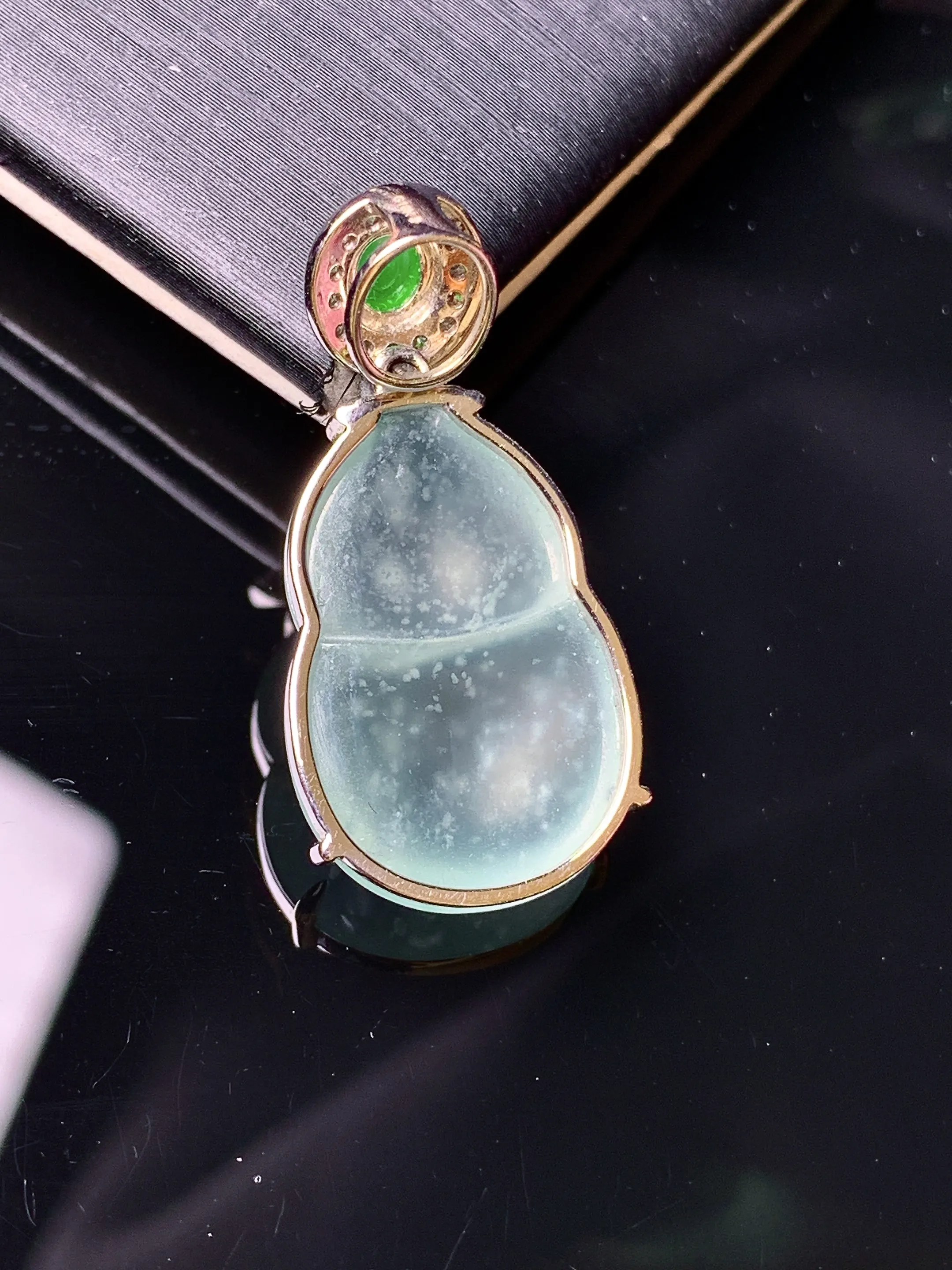 18k金钻镶嵌冰种木那料雪花棉葫芦吊坠 玉质细腻 色泽清新艳丽 整体尺寸28.8*14*5.2