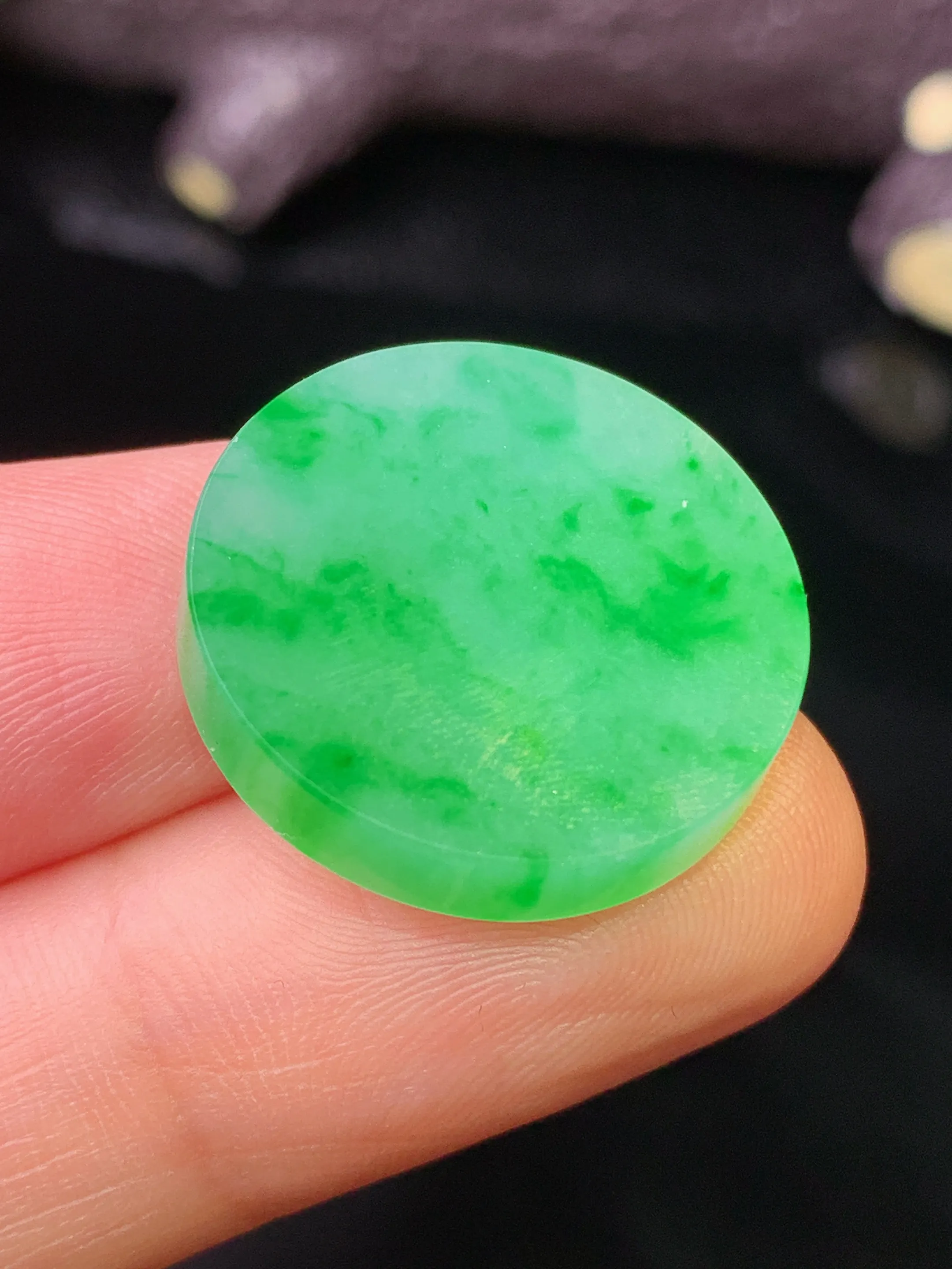 翠绿圆牌吊坠 玉质细腻 色泽清新艳丽 整体尺寸20.5*4