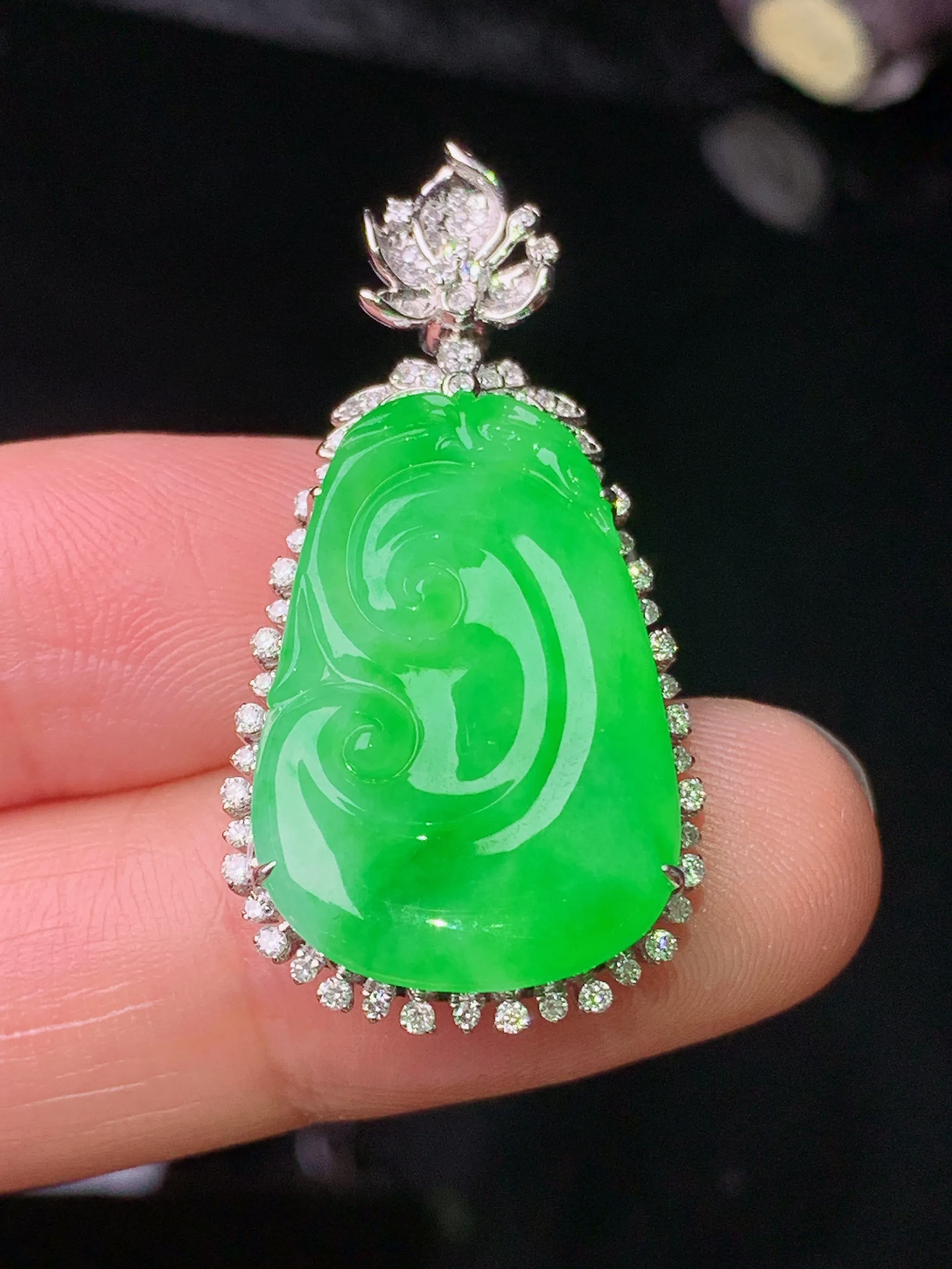 18k金钻镶嵌翠绿如意吊坠 玉质细腻 色泽清新艳丽 整体尺寸35*17.8*6.3