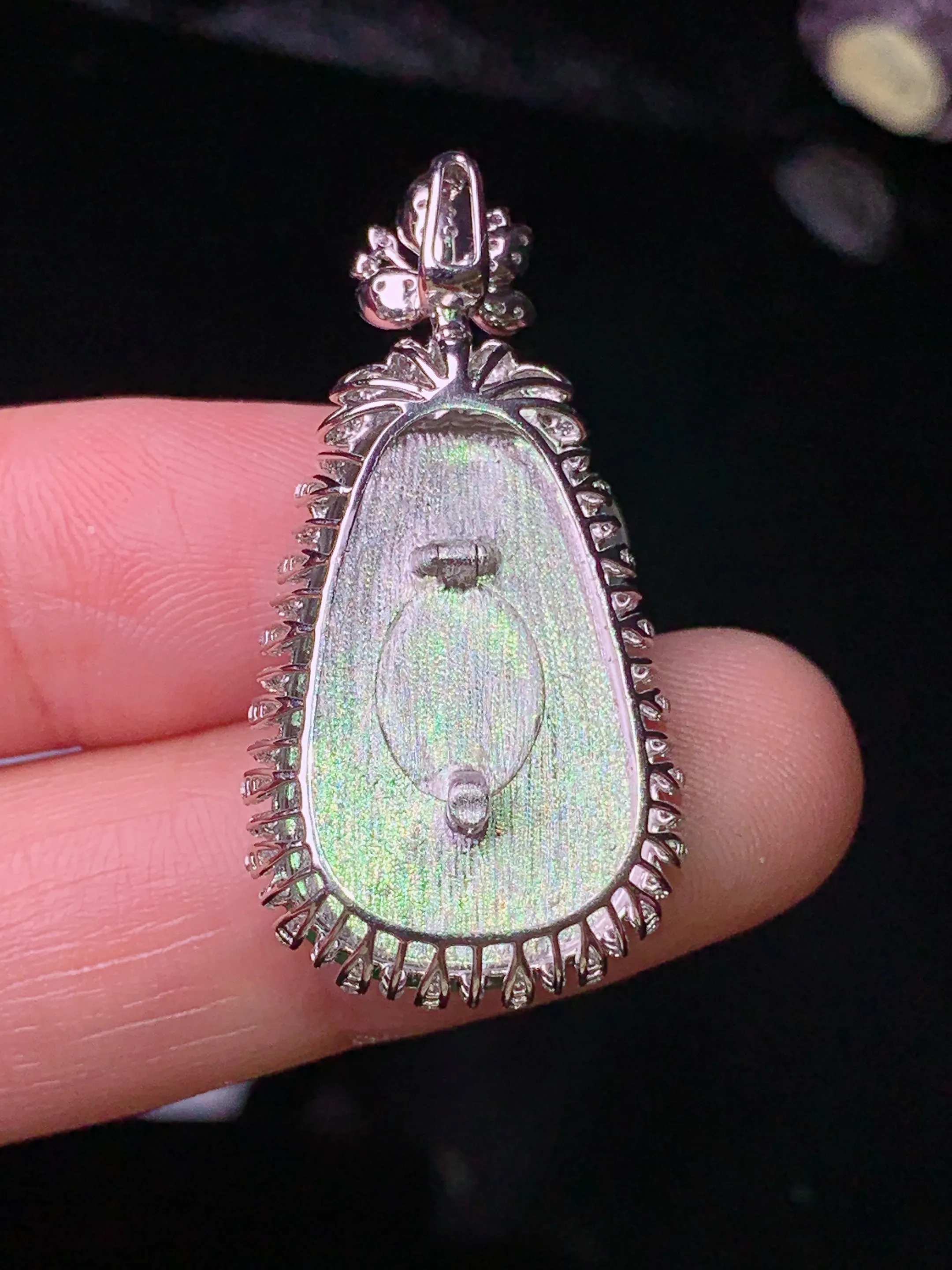 18k金钻镶嵌翠绿如意吊坠 玉质细腻 色泽清新艳丽 整体尺寸35*17.8*6.3