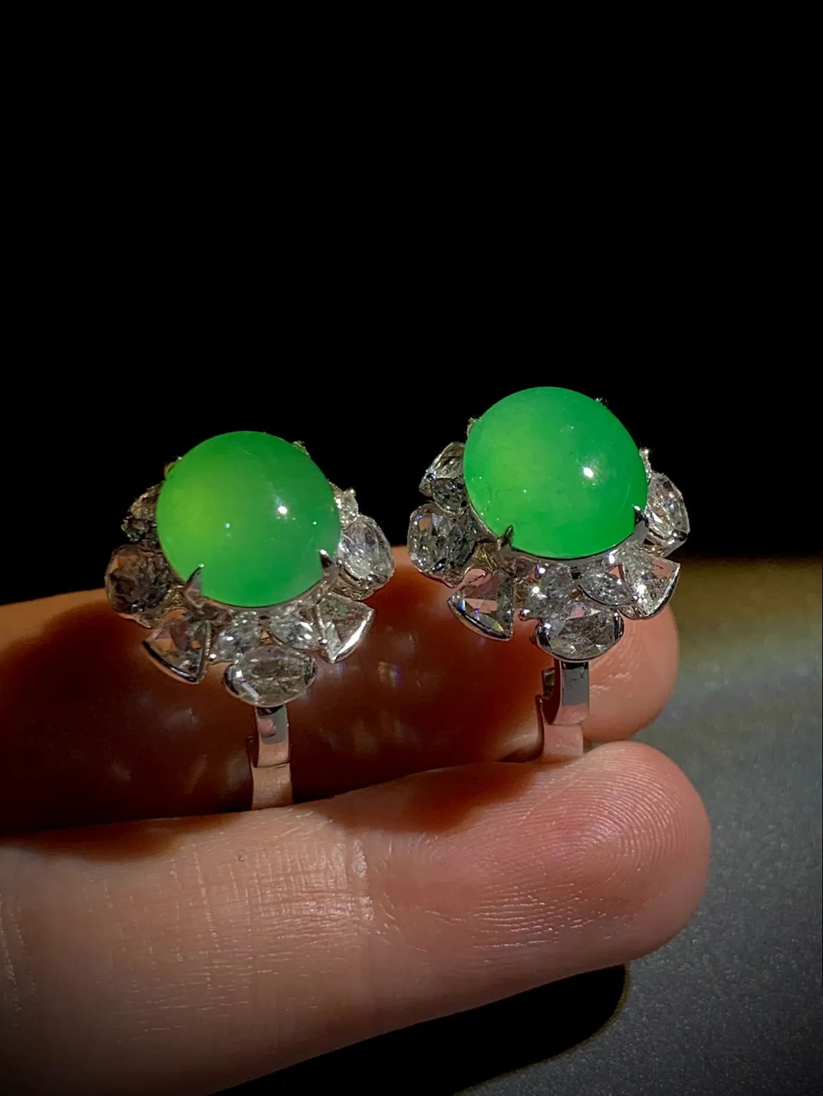 绿耳钉耳拍，裸石11.8-10.2-5.8mm，
18K金，南非钻，10.52g，