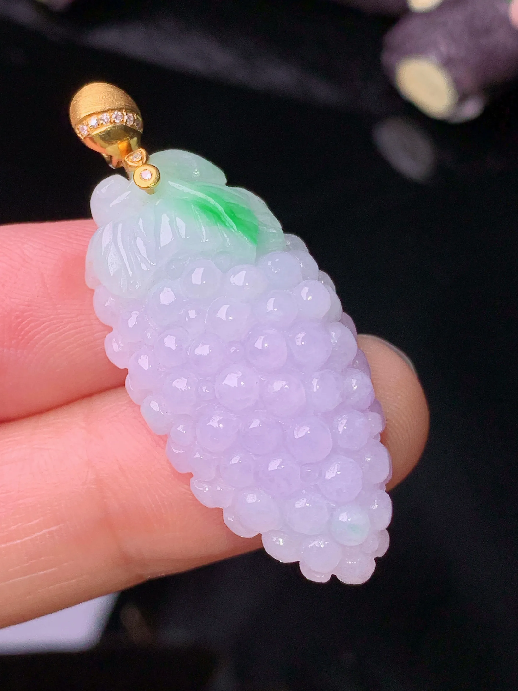 18k金钻镶嵌紫罗兰葡萄吊坠 玉质细腻 色泽清新艳丽 整体尺寸40.2*16.8*9.2