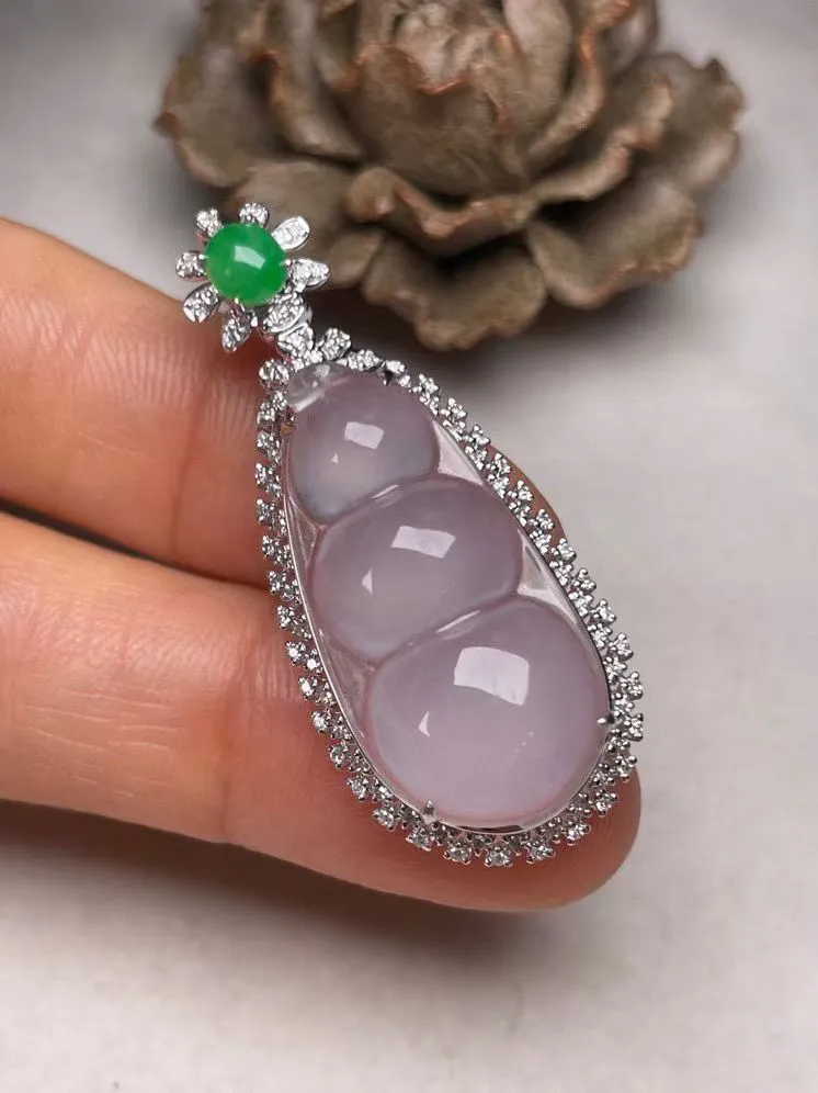 冰种福豆吊坠、真金真钻镶嵌，种水好，玉质细腻 .裸石尺寸 26.8*13.0