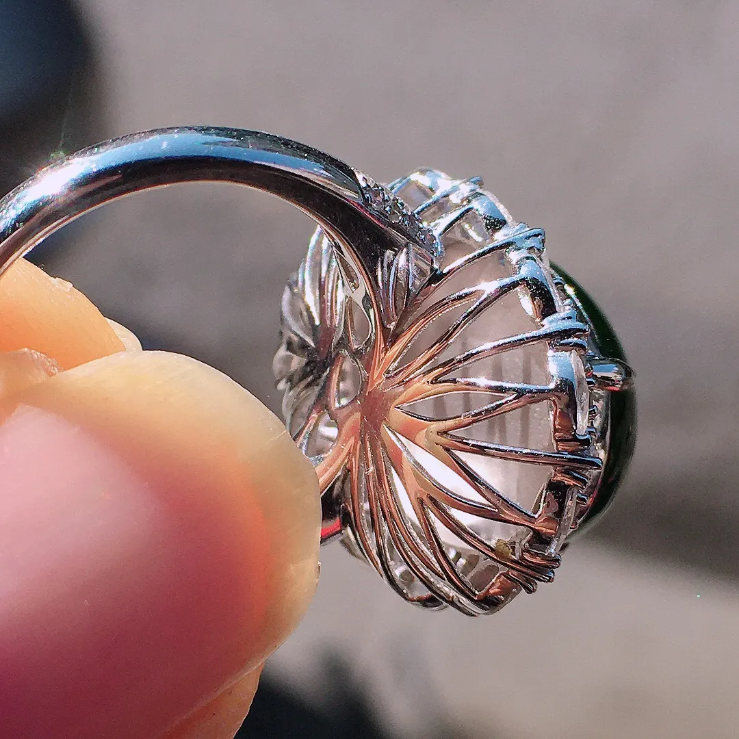 阳绿蛋面戒指，色泽均匀艳丽，玉质细腻，荧光感超
强，饱满圆润，尽显优雅气质，18k
金豪华镶嵌