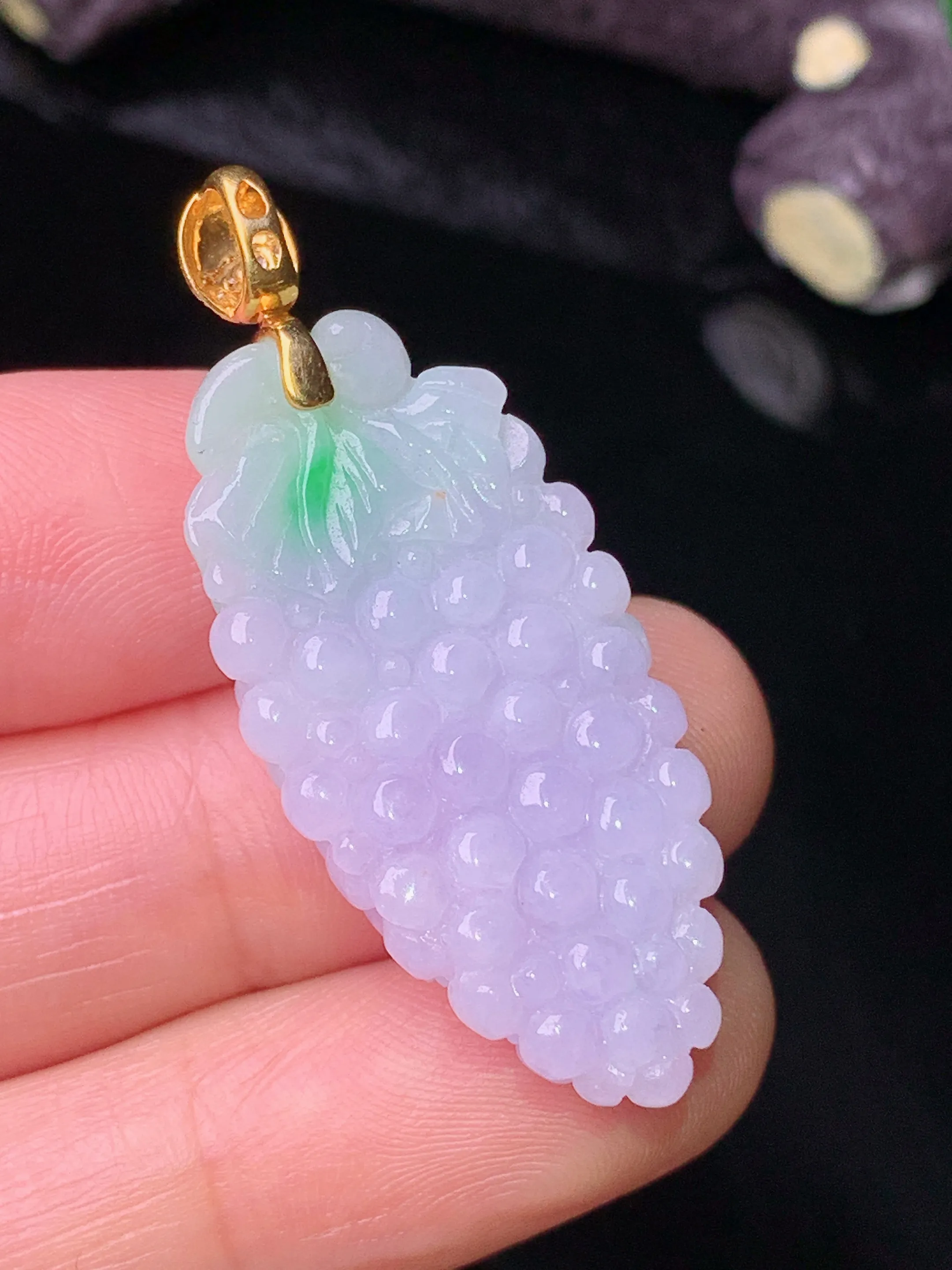 18k金钻镶嵌紫罗兰葡萄吊坠 玉质细腻 色泽清新艳丽 整体尺寸40.2*16.8*9.2