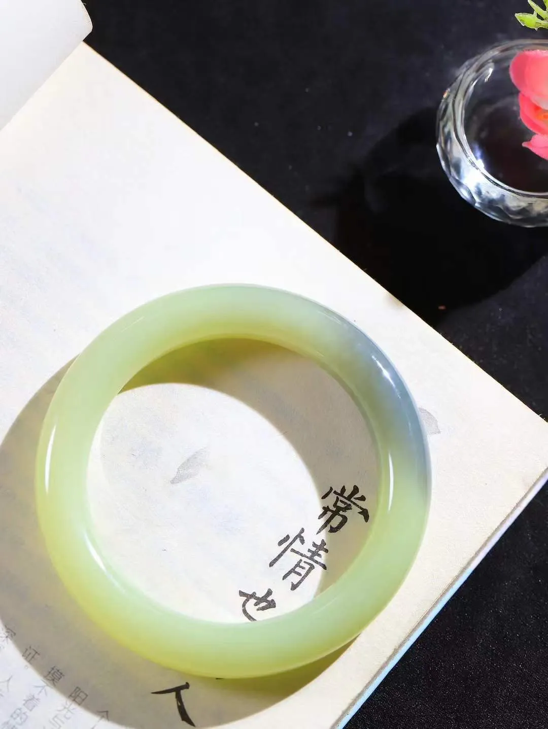 【情有独钟.手镯】

精品和田玉双色手镯 玉质温润细腻 油性十足 手感舒适，高华雅逸，线条流畅，简约大气，美自天成，素雅高贵。佩戴于腕间，婉约之美，举手投足间透出那低调奢华。重61.7克 内径57mm 尺寸11.6-10.6mm   FDL-791152151