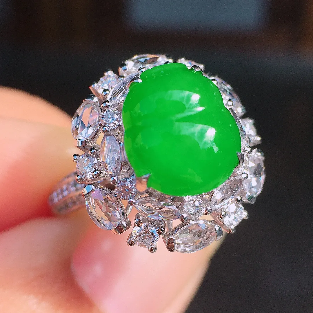 阳绿葫芦戒指，色泽均匀艳丽，玉质细腻，荧光感超
强，饱满圆润，尽显优雅气质，18k
金豪华镶嵌