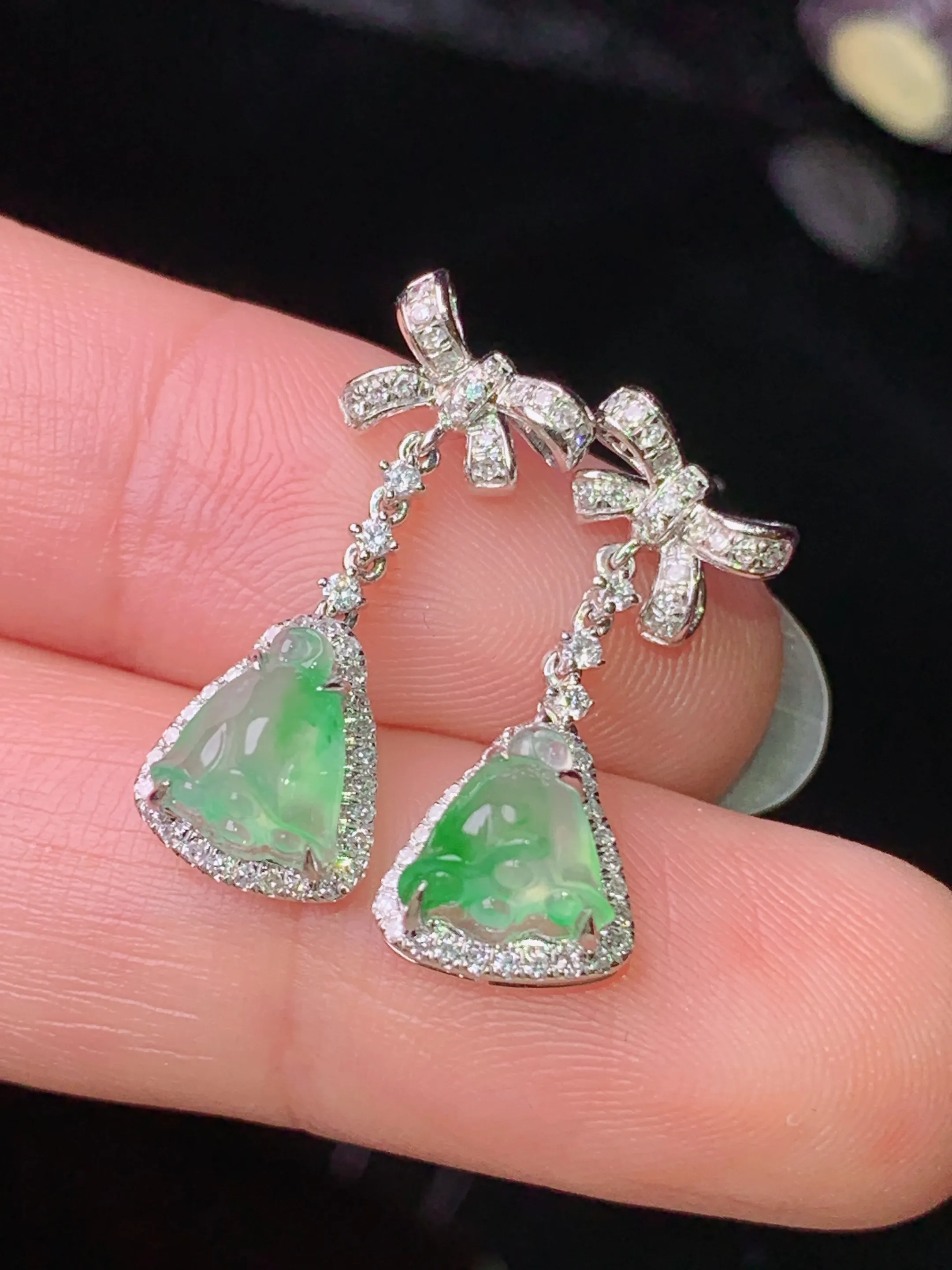 18k金钻镶嵌冰种飘绿莲蓬耳坠 玉质细腻 色泽清新艳丽 整体尺寸21.5*8.3*6.5