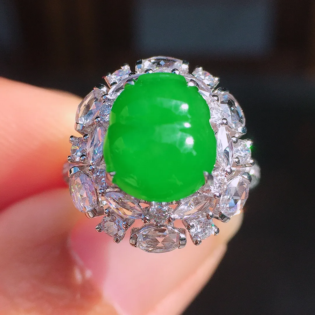 阳绿葫芦戒指，色泽均匀艳丽，玉质细腻，荧光感超
强，饱满圆润，尽显优雅气质，18k
金豪华镶嵌