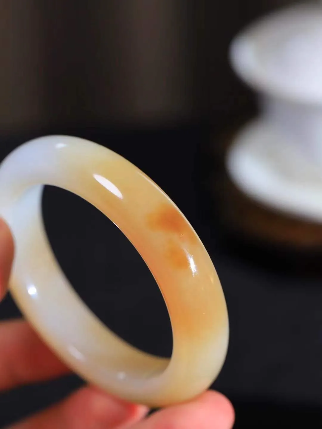 （柔情似水.手镯）

精品和田玉糖白玉手镯，玉质温润细腻，镯型饱满圆润，优雅知性，姽婳于幽静兮，又婆娑乎人间，经典款型，古朴典雅。极具灵性，腕间风情，风姿卓越。 重67克   尺寸55-13.7-9.8mm    FDL-361102126