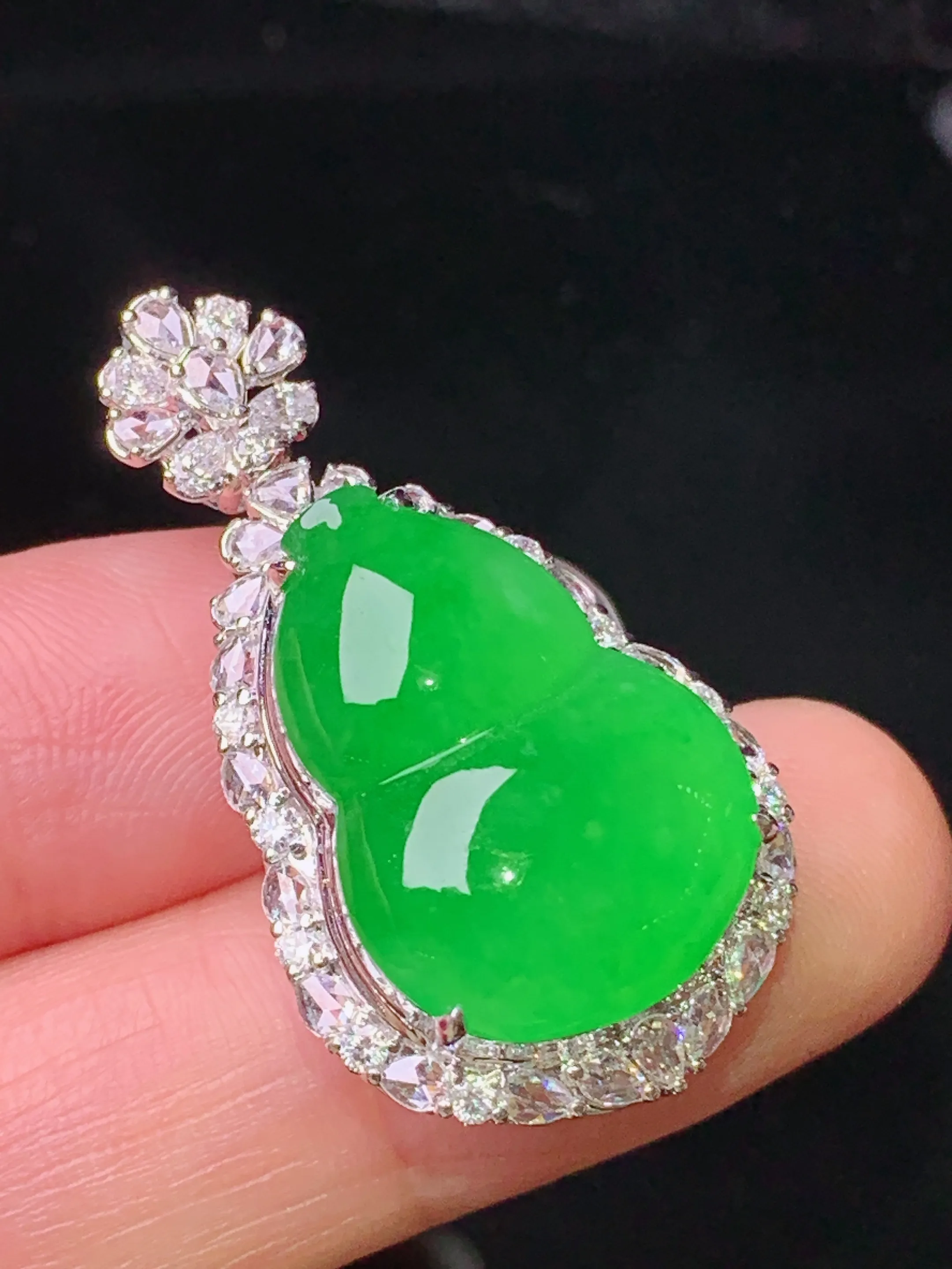 18k金钻镶嵌满绿葫芦吊坠 玉质细腻 色泽清新艳丽 整体尺寸34*18.8*12.5