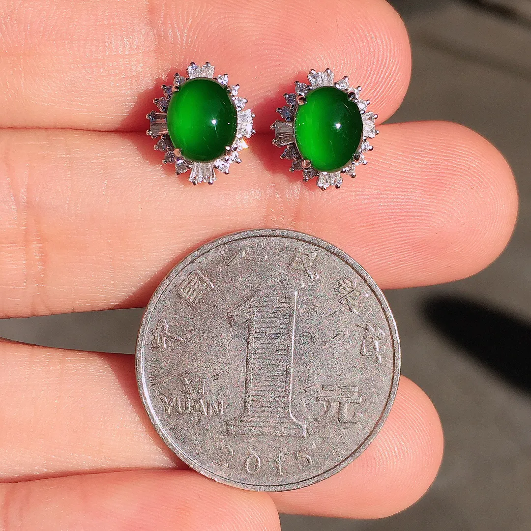 满绿蛋面耳钉，色泽均匀浓郁，玉质细腻，荧光感超
强，饱满圆润，尽显优雅气质，18k
金豪华镶嵌