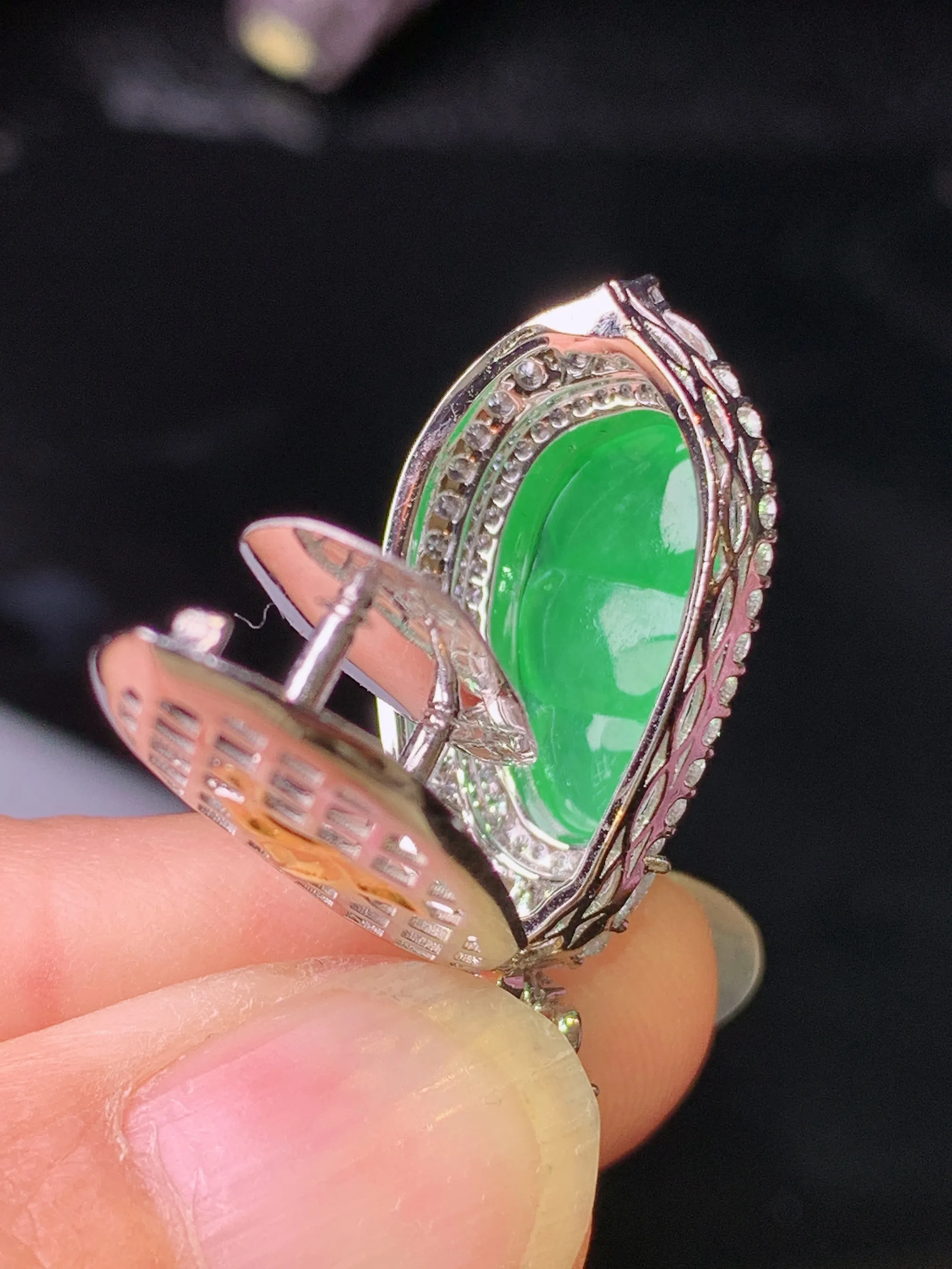 18k金钻镶嵌翠绿四季豆吊坠 玉质细腻 色泽清新艳丽 整体尺寸29.3*13*10.5