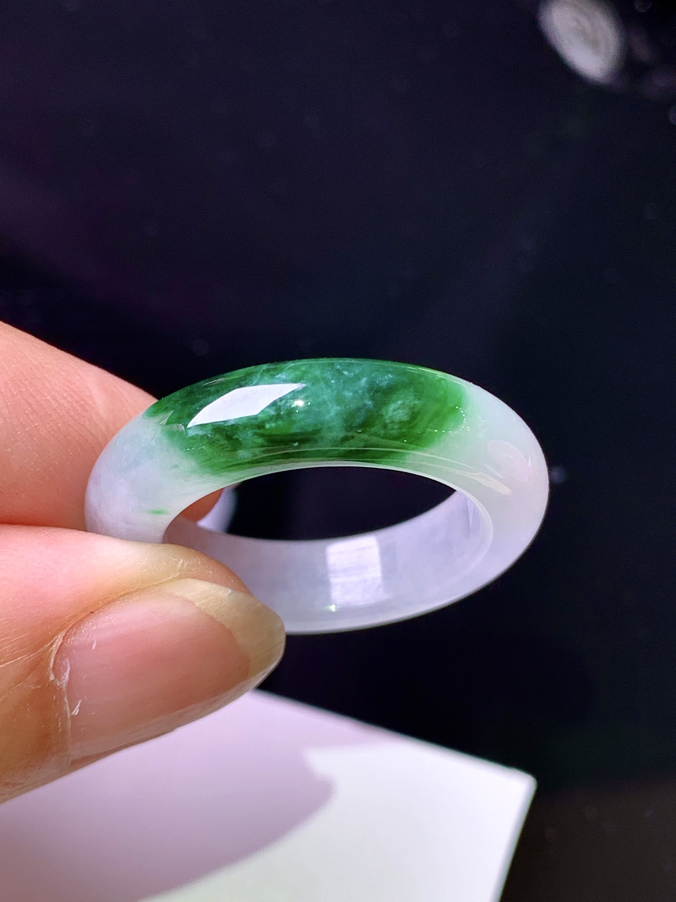 飘绿指环 玉质细腻 色泽清新艳丽 圈口17 整体尺寸26.3*5.5*4.2